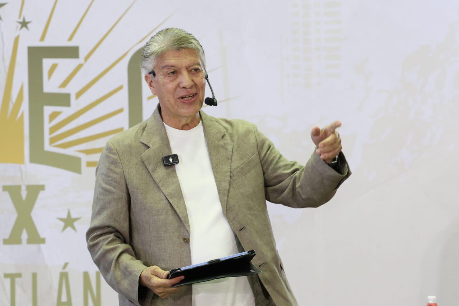 $!La mentalidad y el compromiso llevan a alcanzar los sueños: Chucho Ramírez en Mazatlán