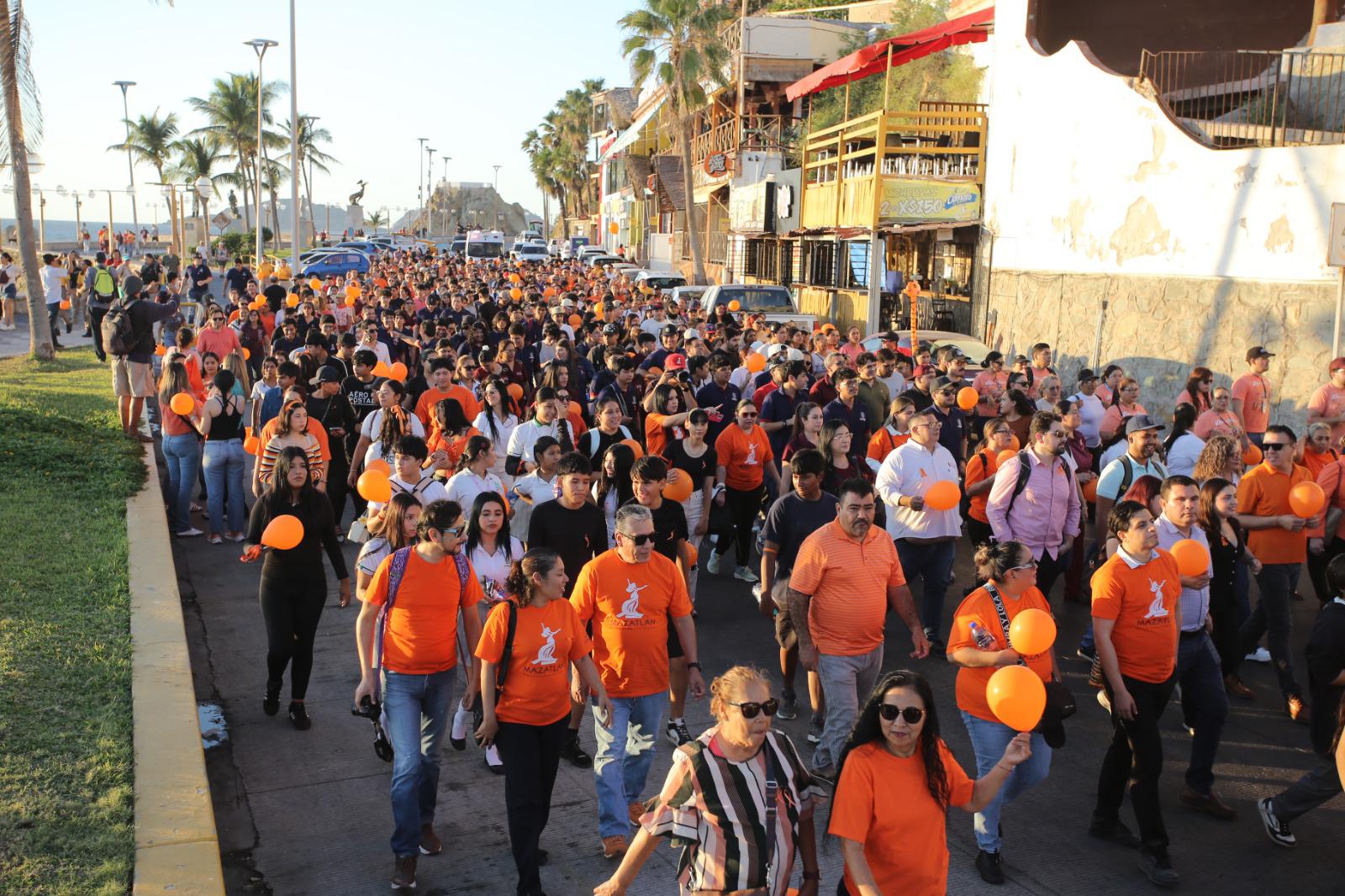 $!Marchan por el Día Internacional de la Eliminación de la Violencia contra la Mujer e iluminan de naranja el Palacio Municipal