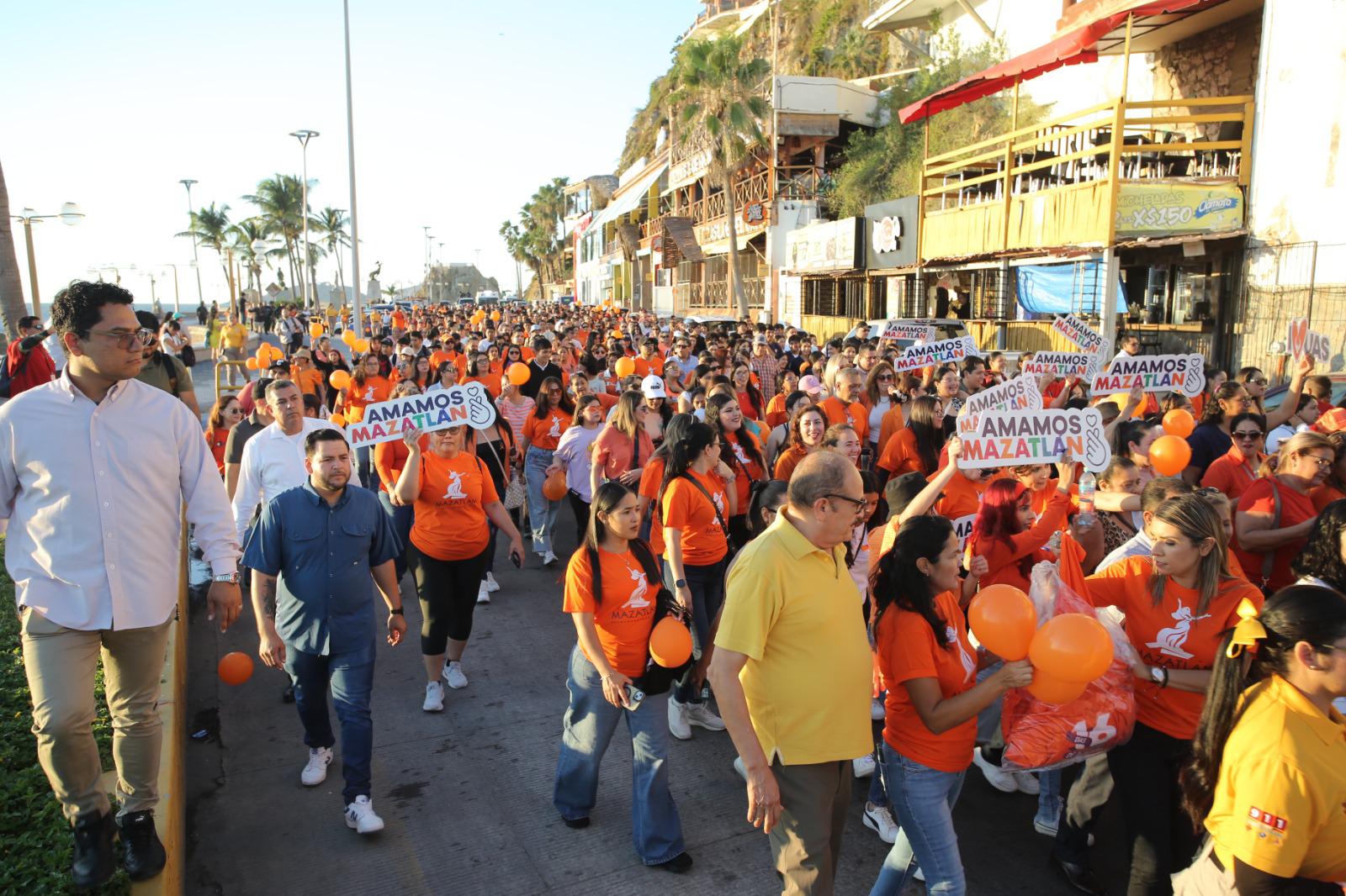 $!Marchan por el Día Internacional de la Eliminación de la Violencia contra la Mujer e iluminan de naranja el Palacio Municipal