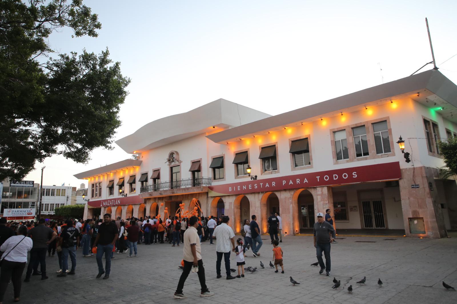 $!Marchan por el Día Internacional de la Eliminación de la Violencia contra la Mujer e iluminan de naranja el Palacio Municipal