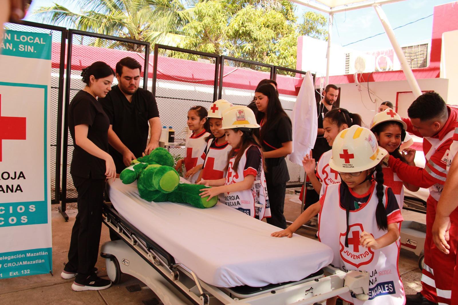 $!Festejan y aprenden a dar primeros auxilios durante el Día del Niño en Cruz Roja Mazatlán