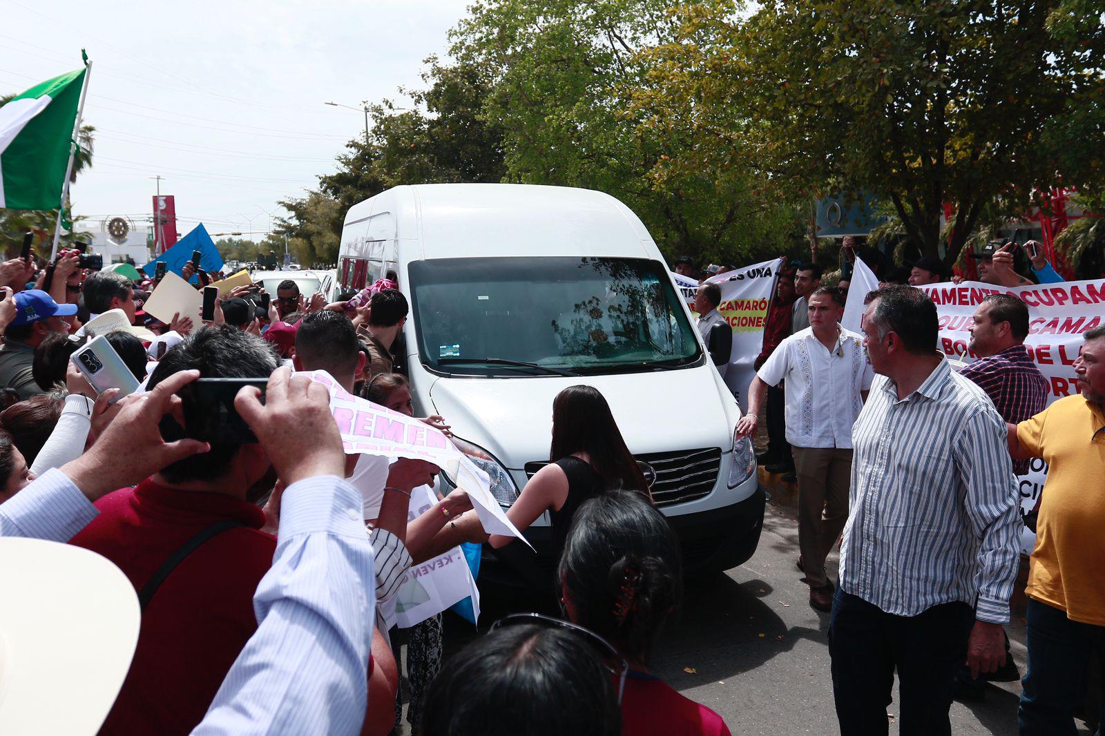 $!En medio de porras y protestas, llega AMLO a evento en Culiacán