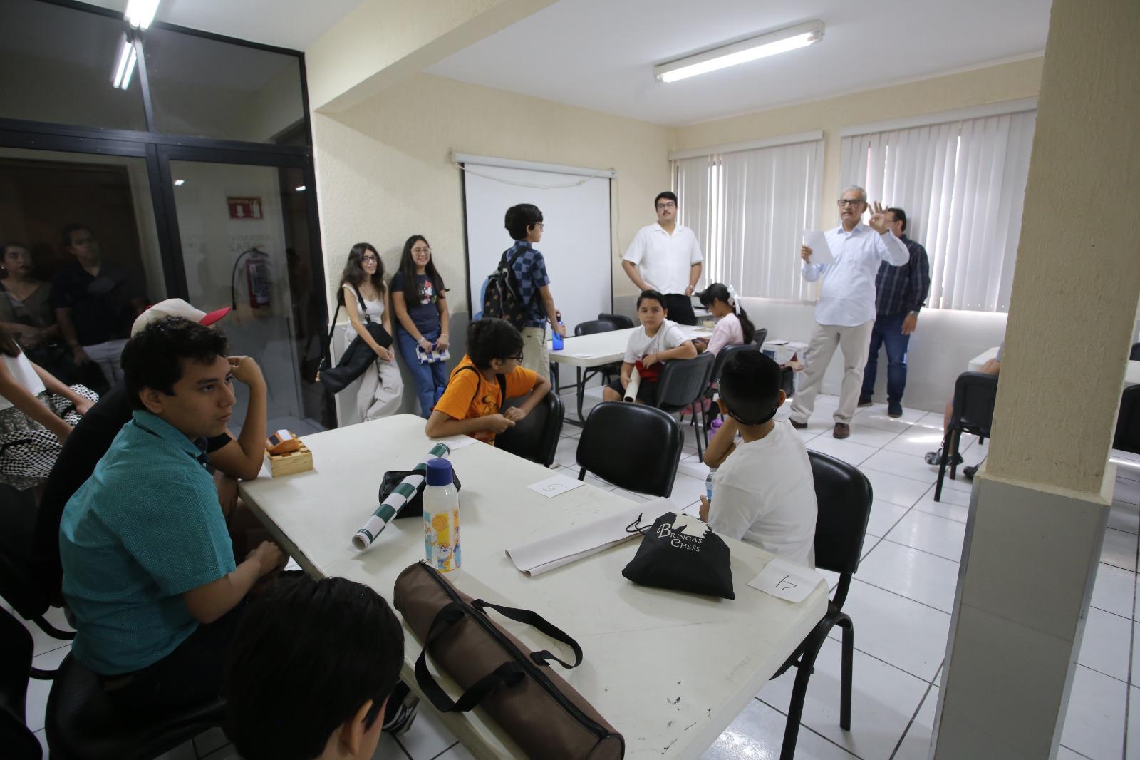 $!Ajedrecistas mueven las piezas en Torneo por la Paz