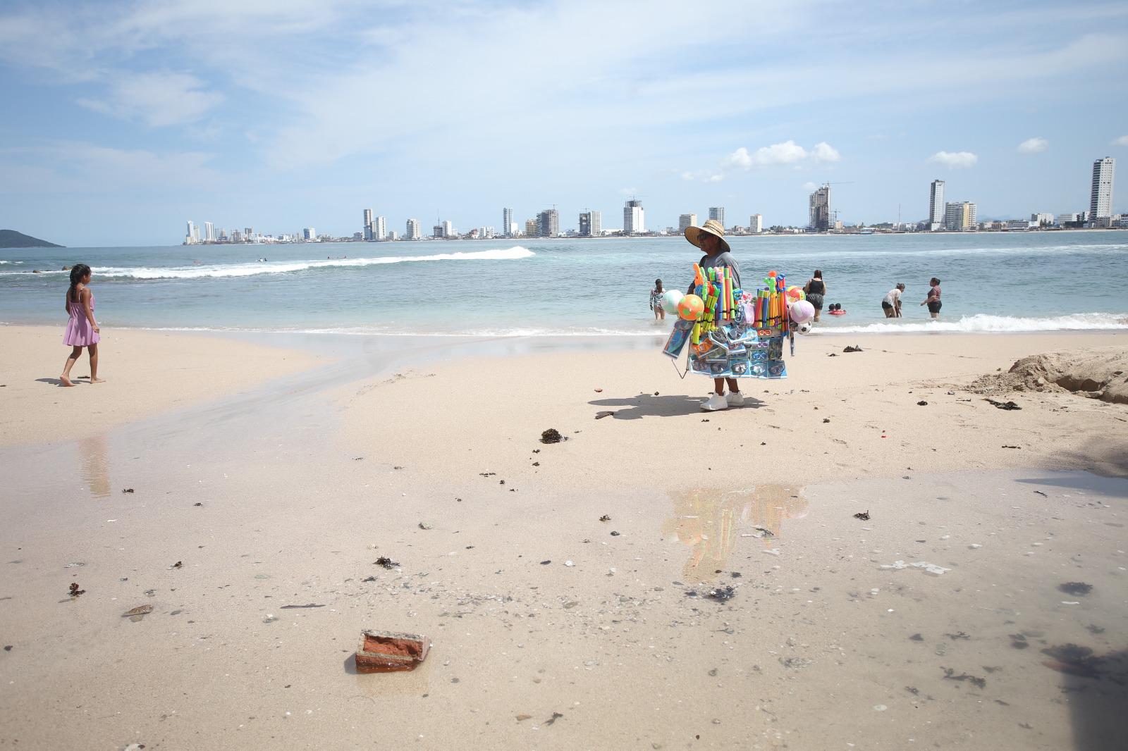 $!Tras la tormenta, Playa Pinitos regresa a la normalidad, pero aún sobresale la contaminación en la zona