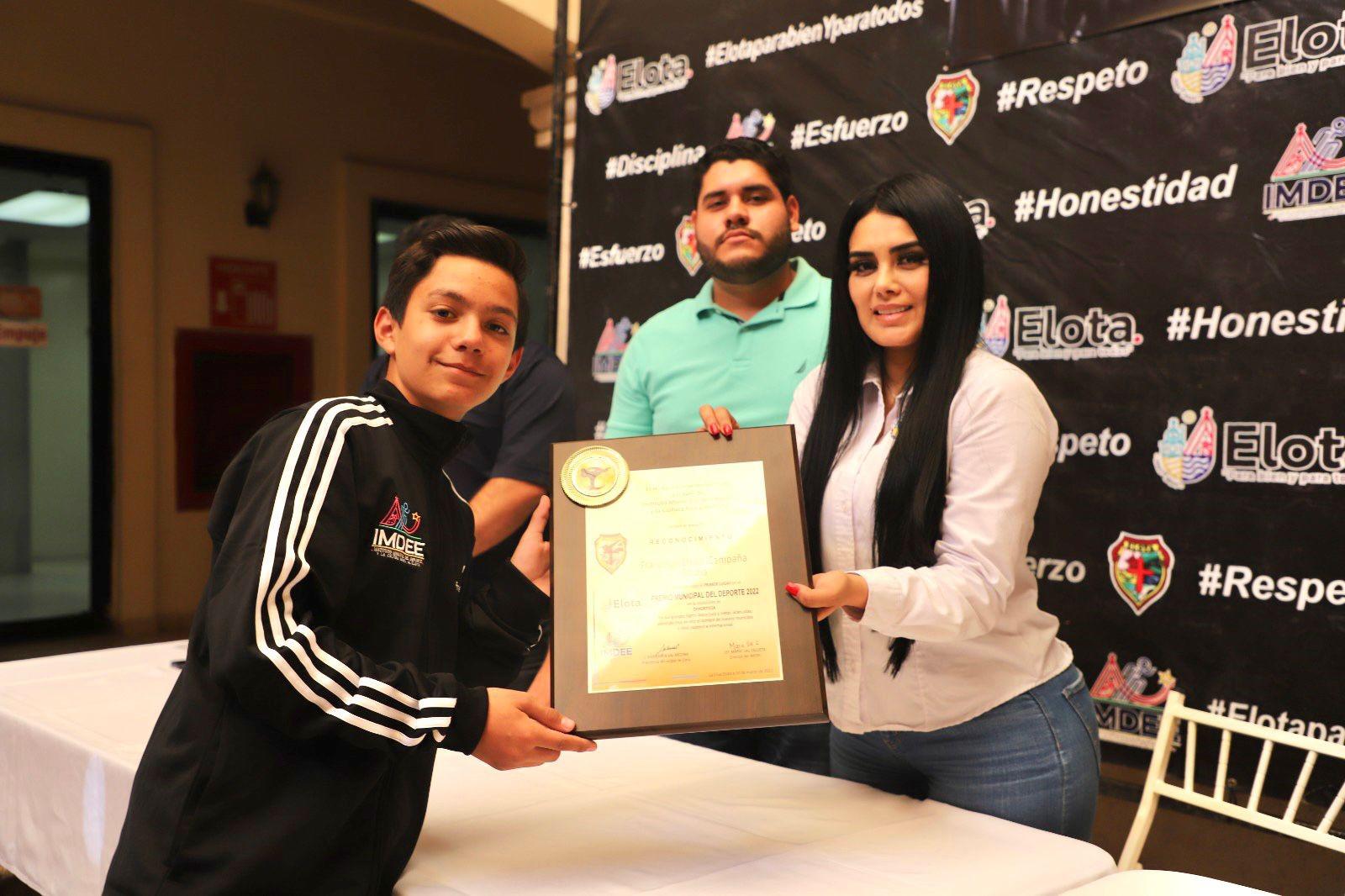 $!Recibe el taekwondoín Francisco Campaña el Premio Municipal del Deporte Elota 2022