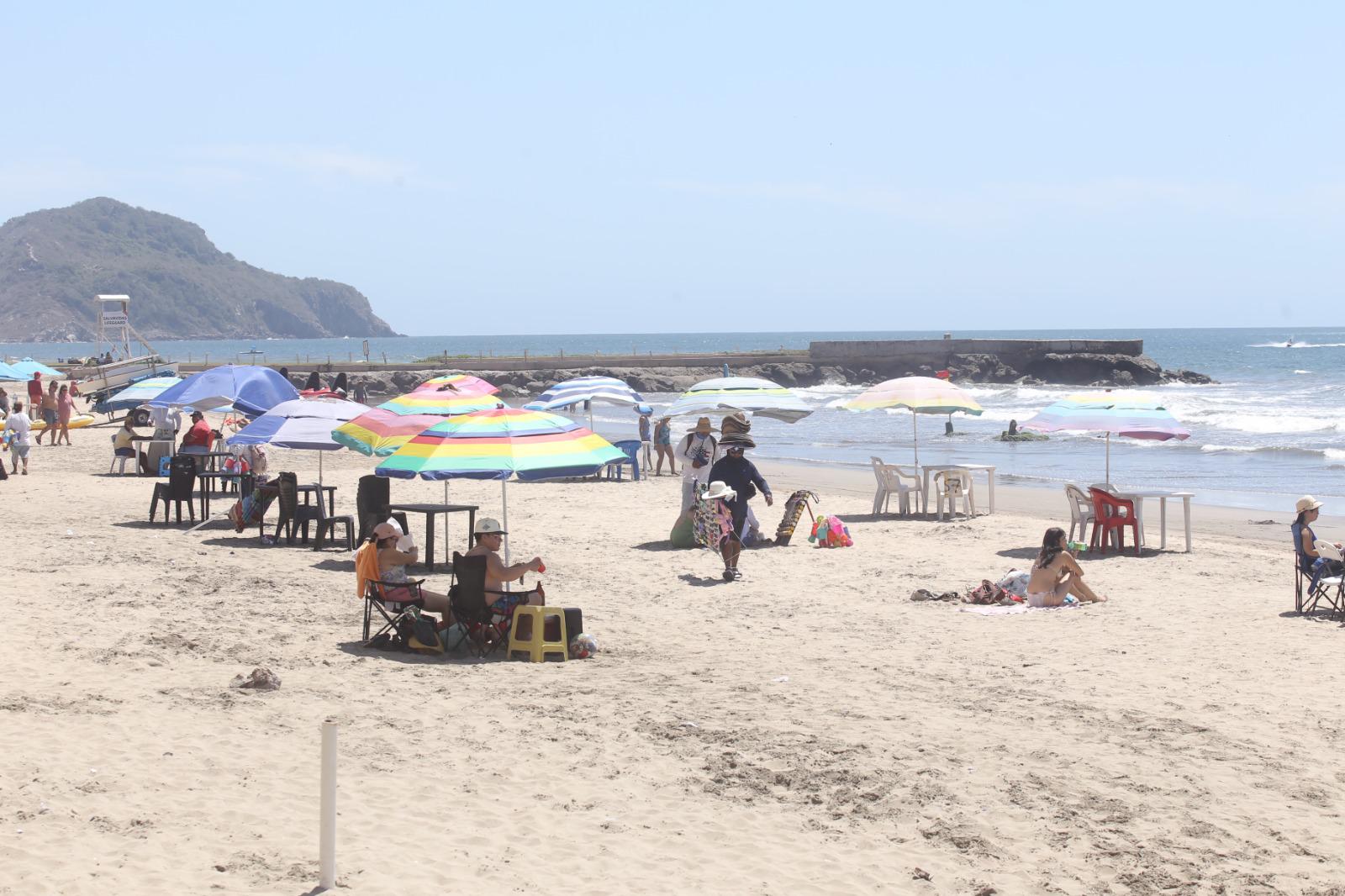 $!Se mantiene buena presencia de bañistas en las playas de Mazatlán