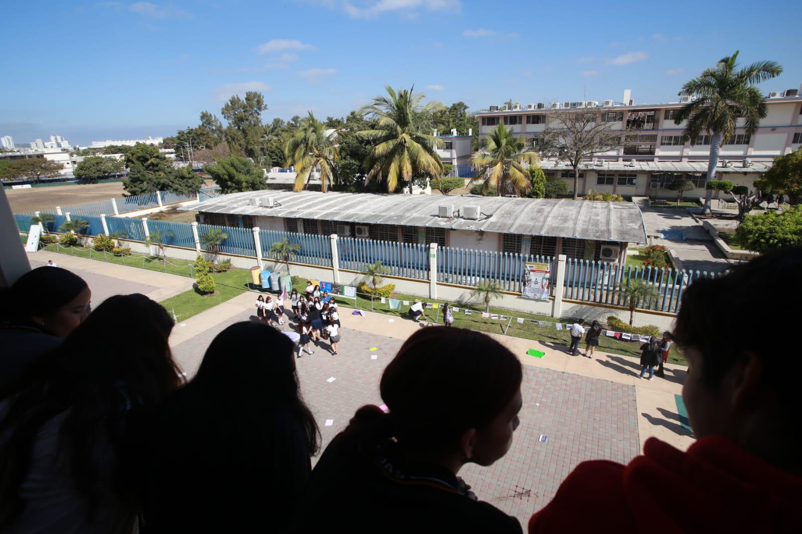 $!Alumnas de Preparatoria Mazatlán de la UAS se manifiestan por acoso