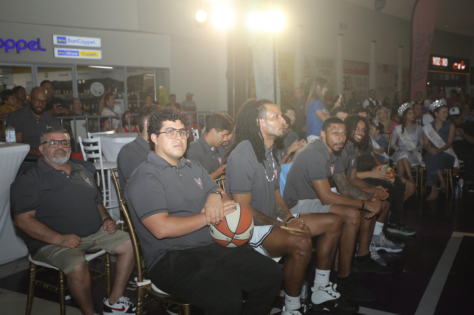 $!Los jugadores de Venados Basketball no se perdieron ningún detalle.