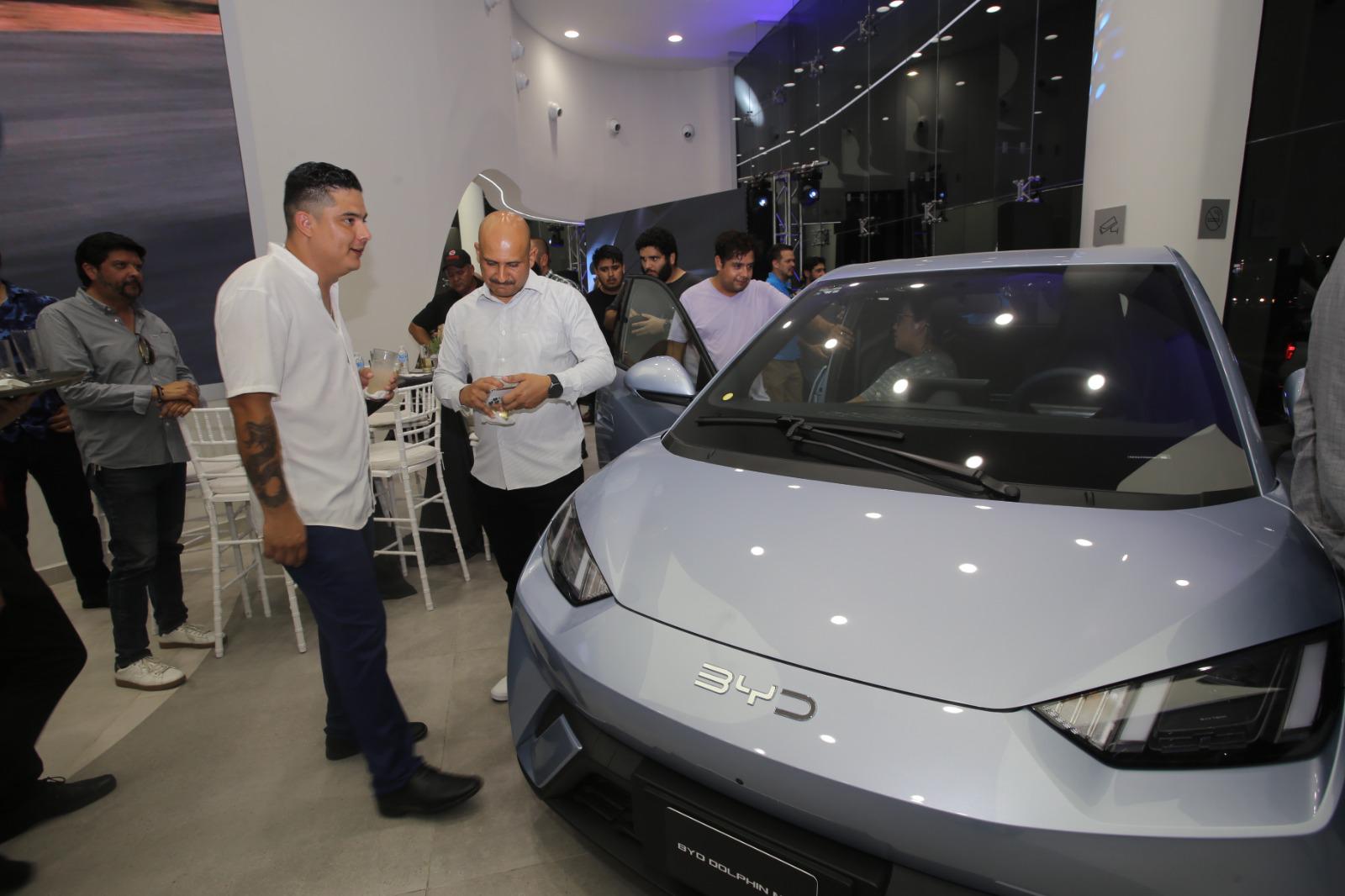 $!Los asistentes pudieron apreciar los modelos que se encontraban en el lugar.