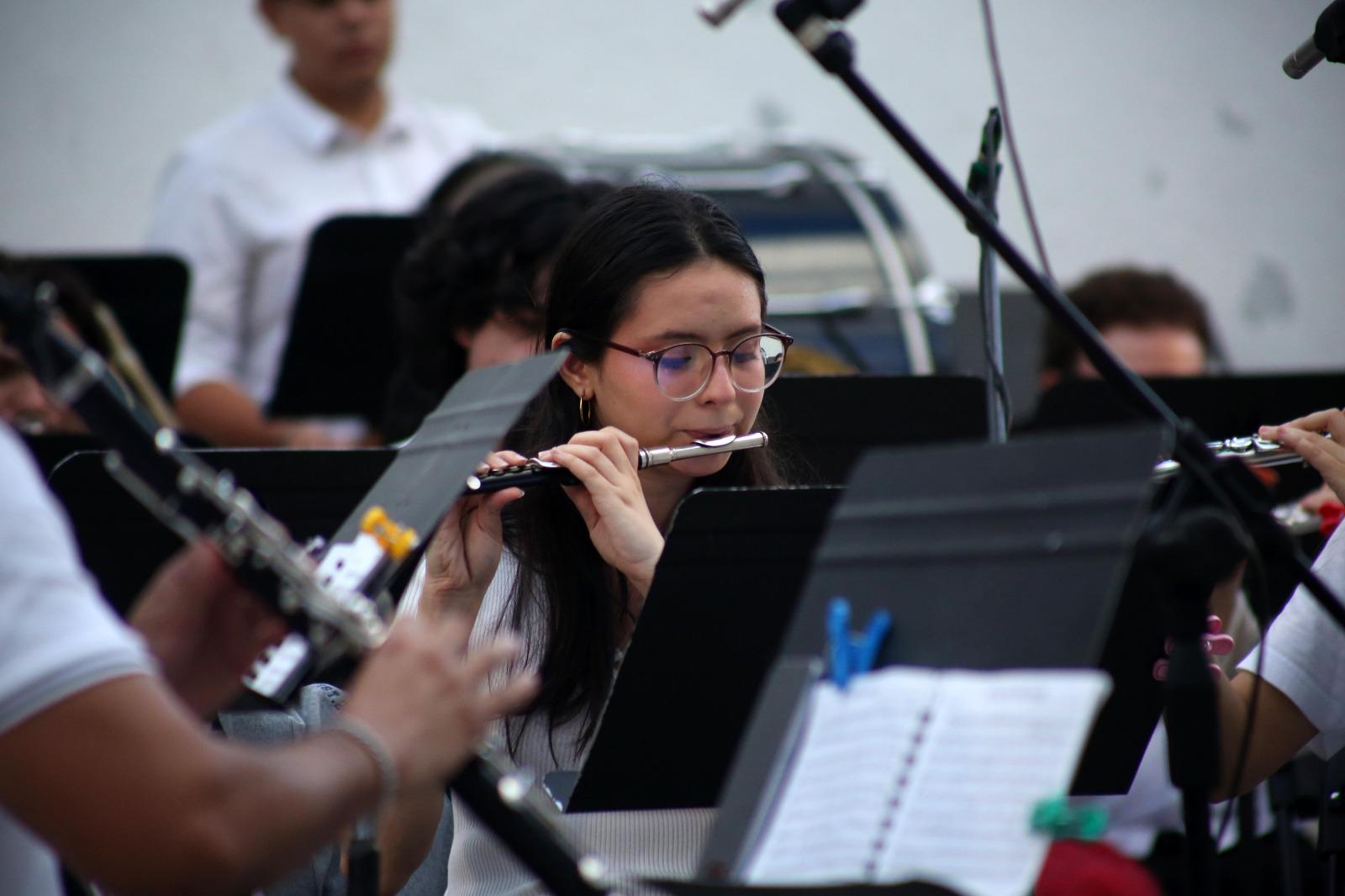 $!Los músicos de la Banda Sinfónica Juvenil compartieron su experiencia con sus instrumentos.