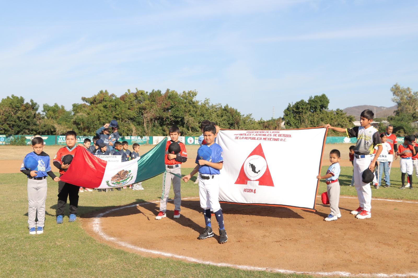 $!Club Deportivo Peli-kanos realizó su inaguración de la Temporada infantil 2025-2026, en honor a Antonio Mora Barrón