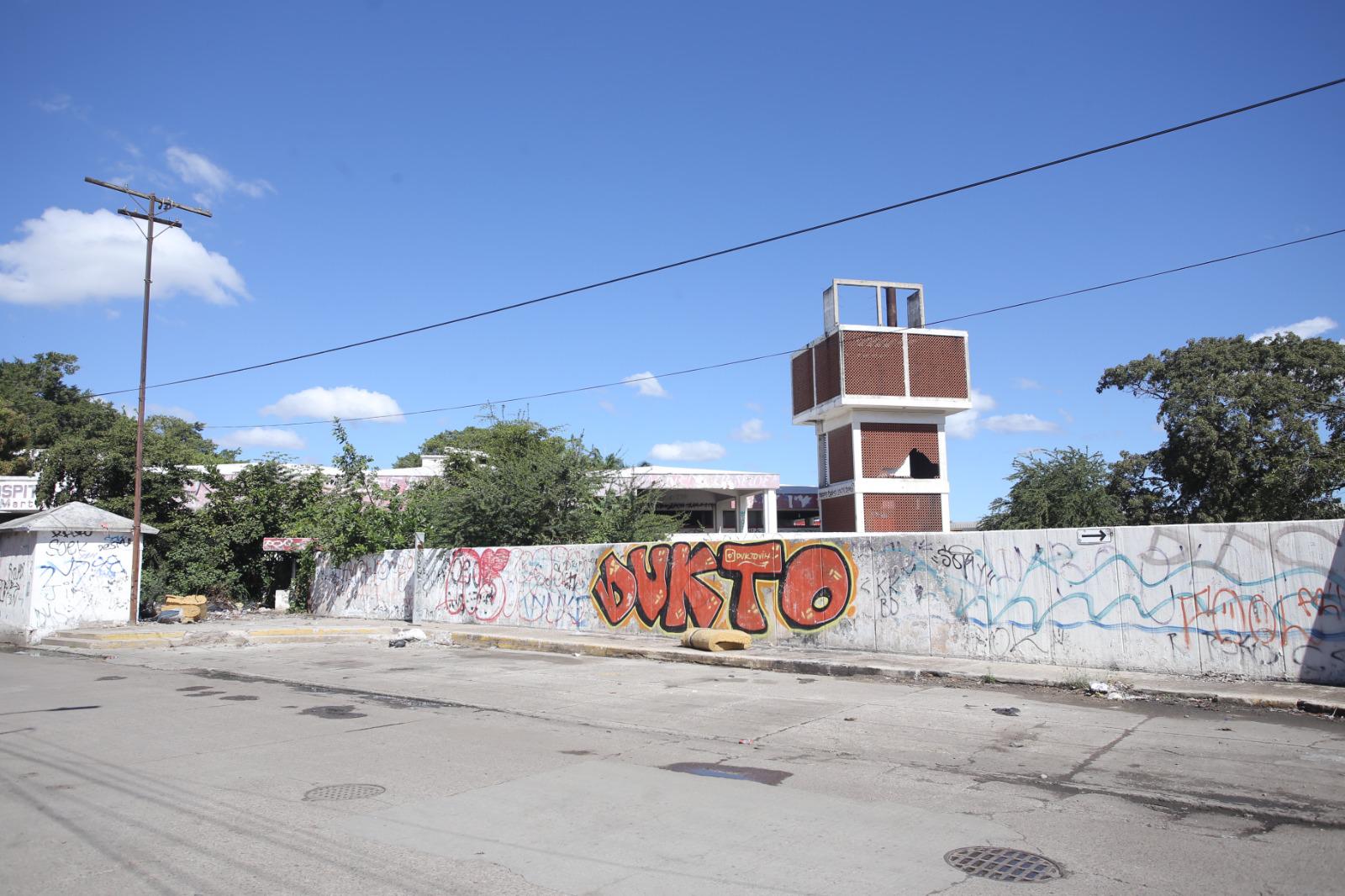 $!Entre maleza, basura y contaminación se encuentran las instalaciones del antiguo Hospital General, en Mazatlán
