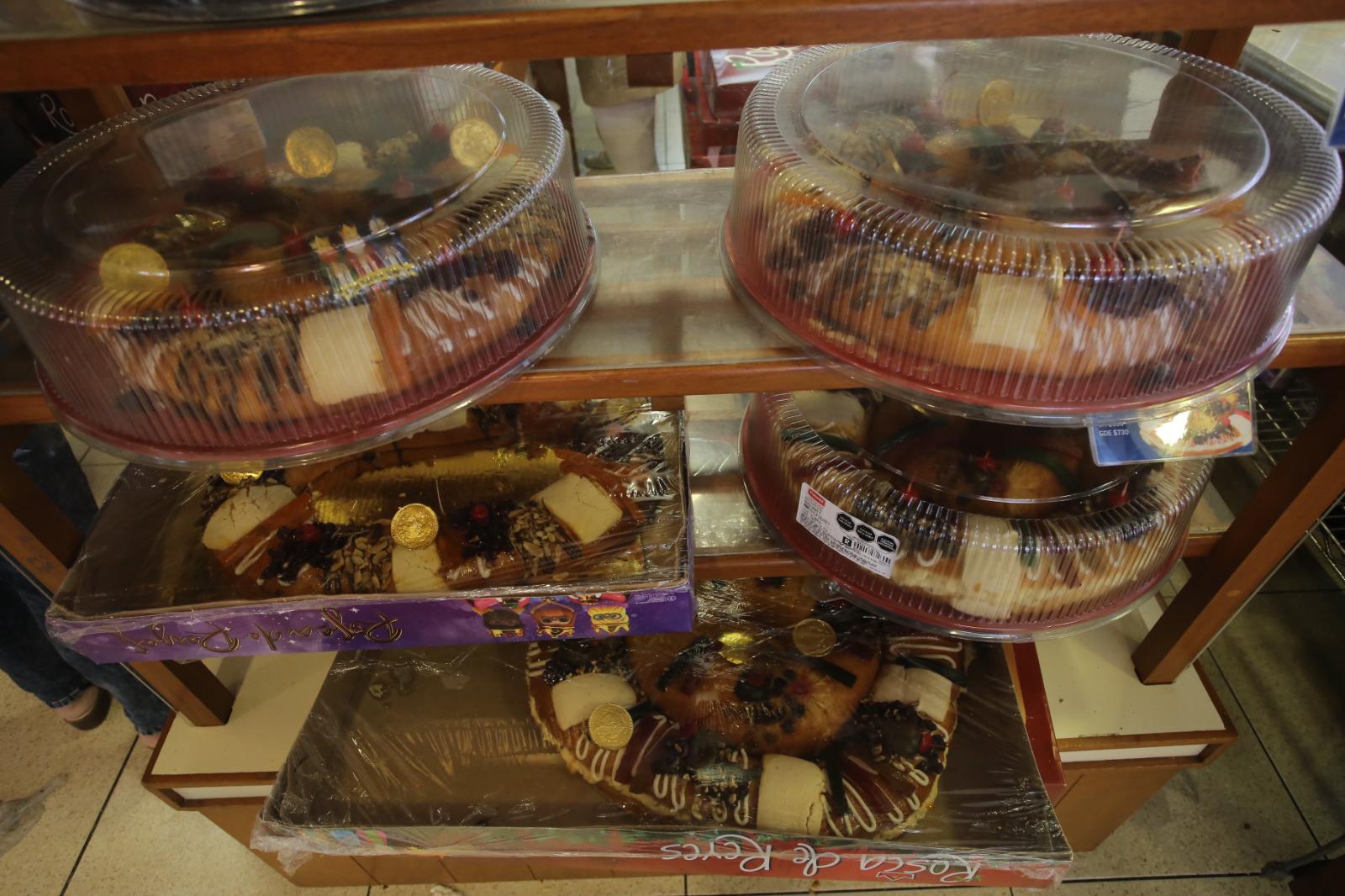 $!Mazatlecos cumplen con la tradición de adquirir la rosca de Reyes este 6 de enero