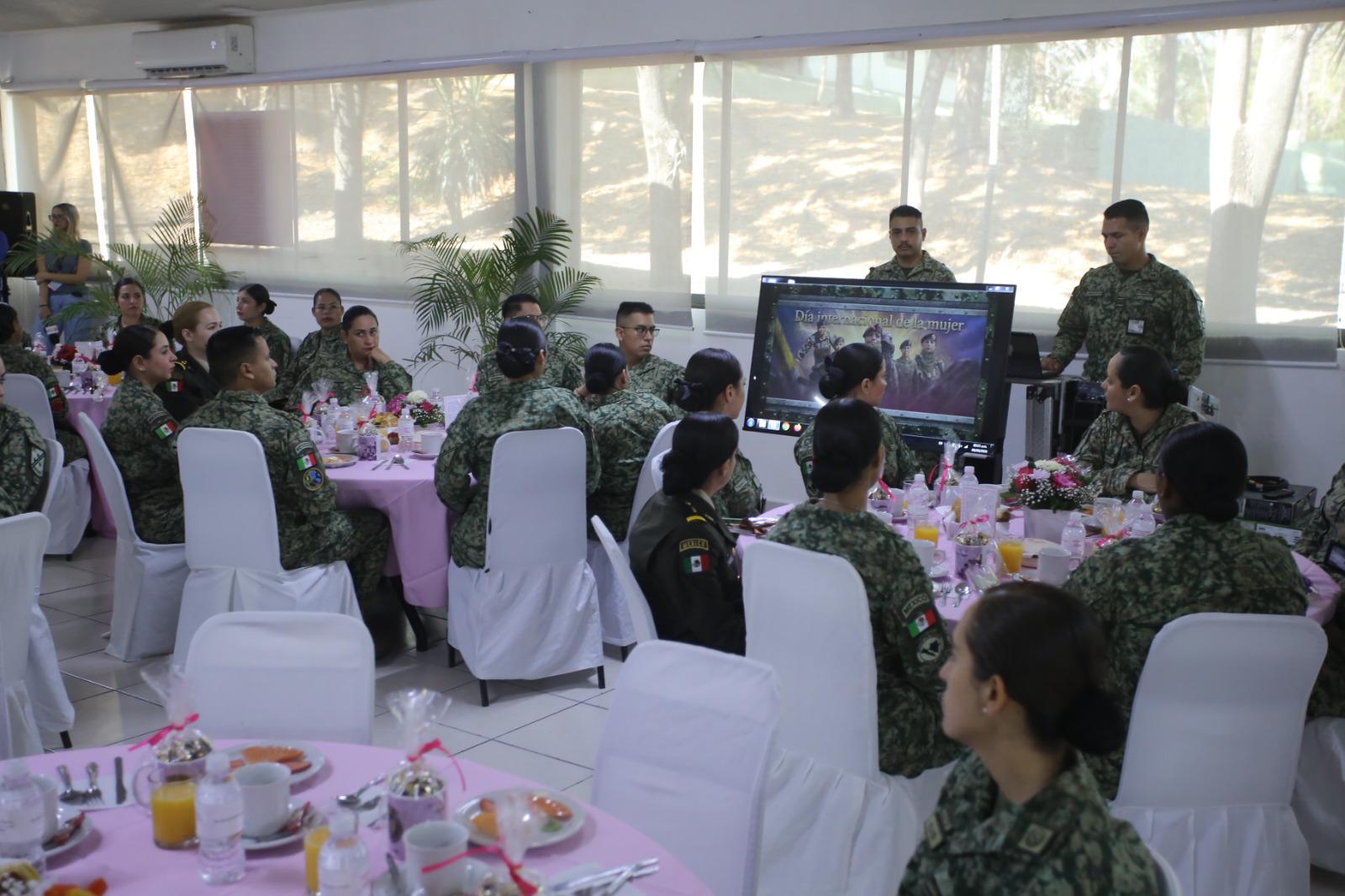 $!Reconoce Fuerzas Armadas de México a personal militar femenino en la III Región Militar
