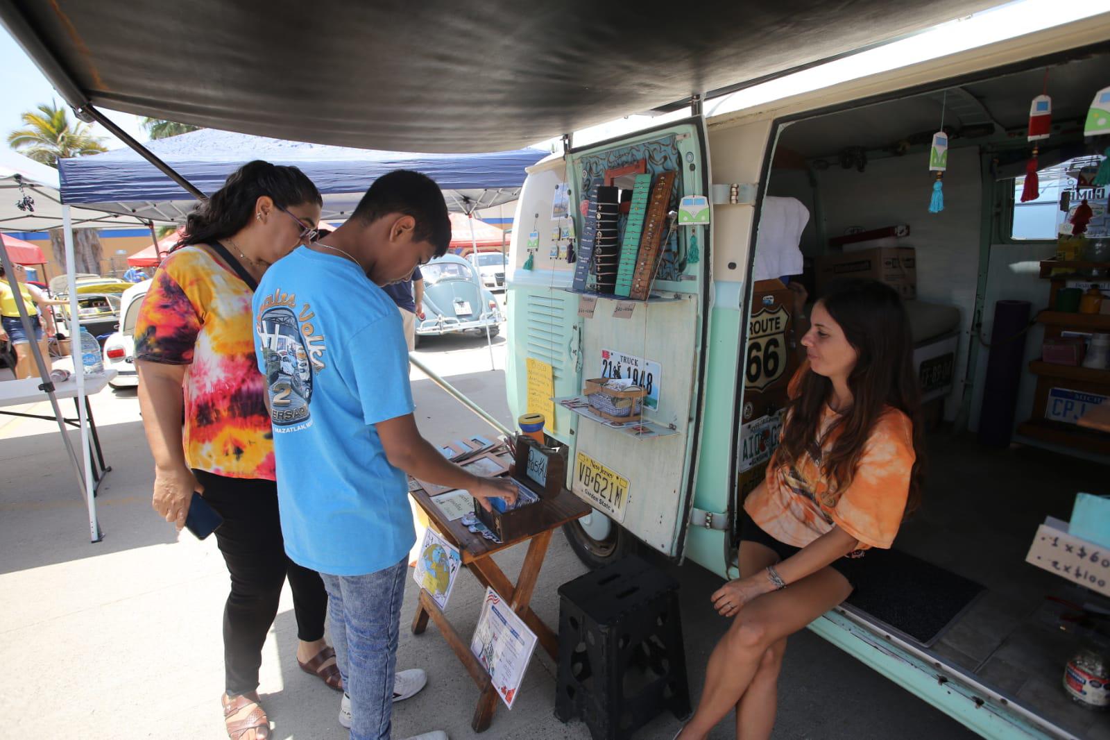 $!De la Patagonia a Alaska en combi: Pareja argentina hace escala en Mazatlán dentro de su aventura