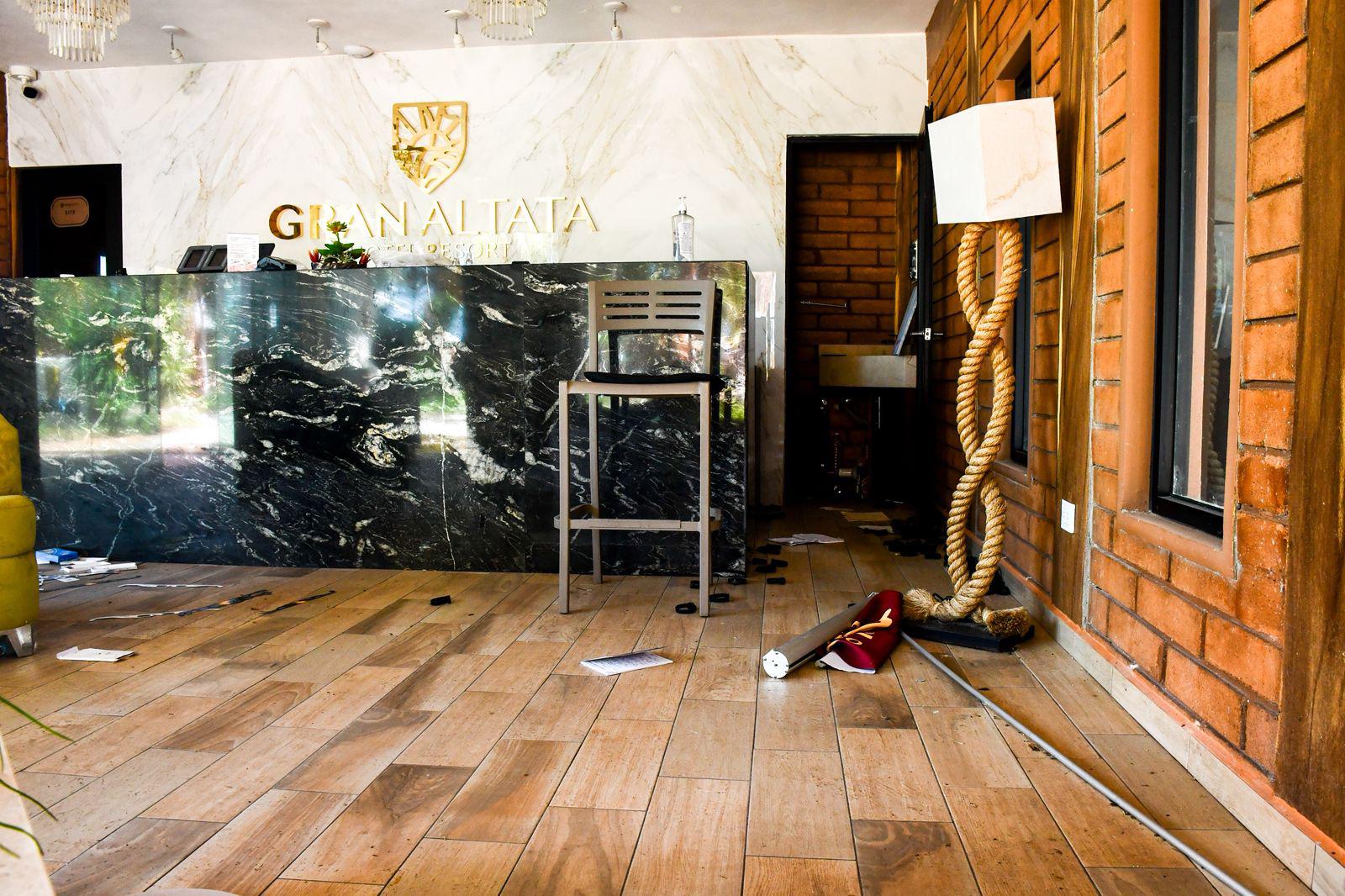 $!Los estragos del ataque armado en Altata: base sindical baleada y un hotel devastado por las llamas