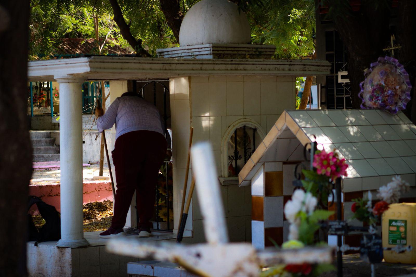 $!Culiacán inicia la celebración del Día de Muertos con flores y ofrendas en los panteones