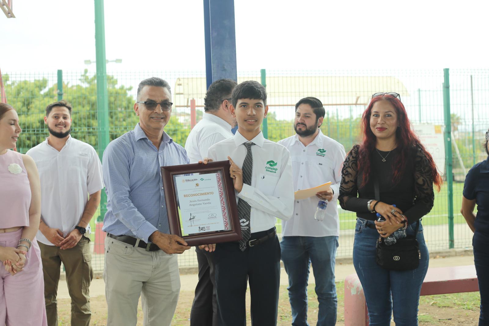 $!Premian a Jesús Fernando Anguiano Varela como Campeón Nacional de Cálculo