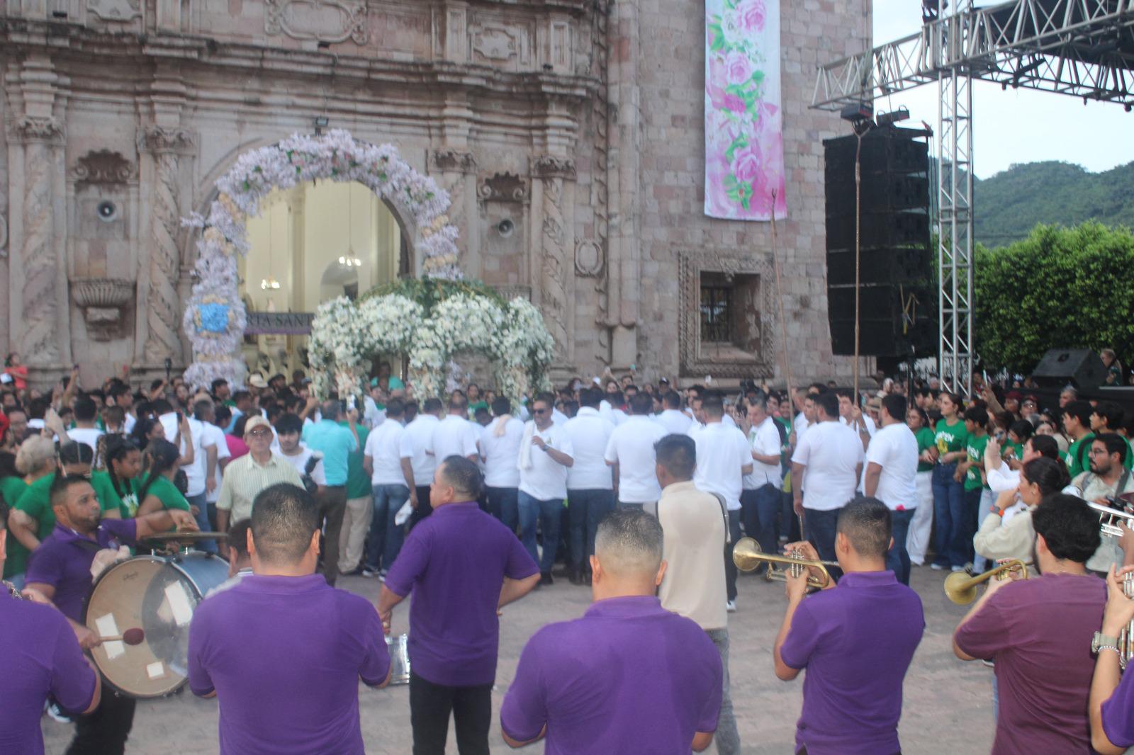 $!Intenso calor aviva fervor en feligreses durante la edición 294 de la solemnidad de la Virgen del Rosario