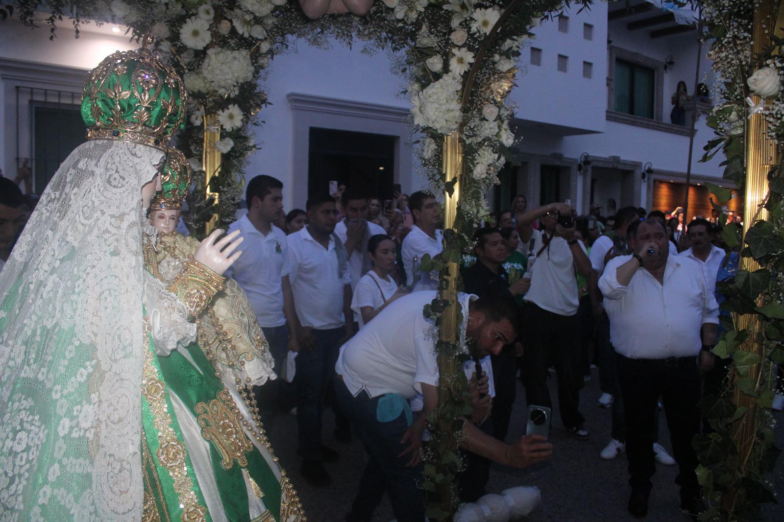 $!Le canta por primera vez ‘El Coyote’ a la Virgen del Rosario