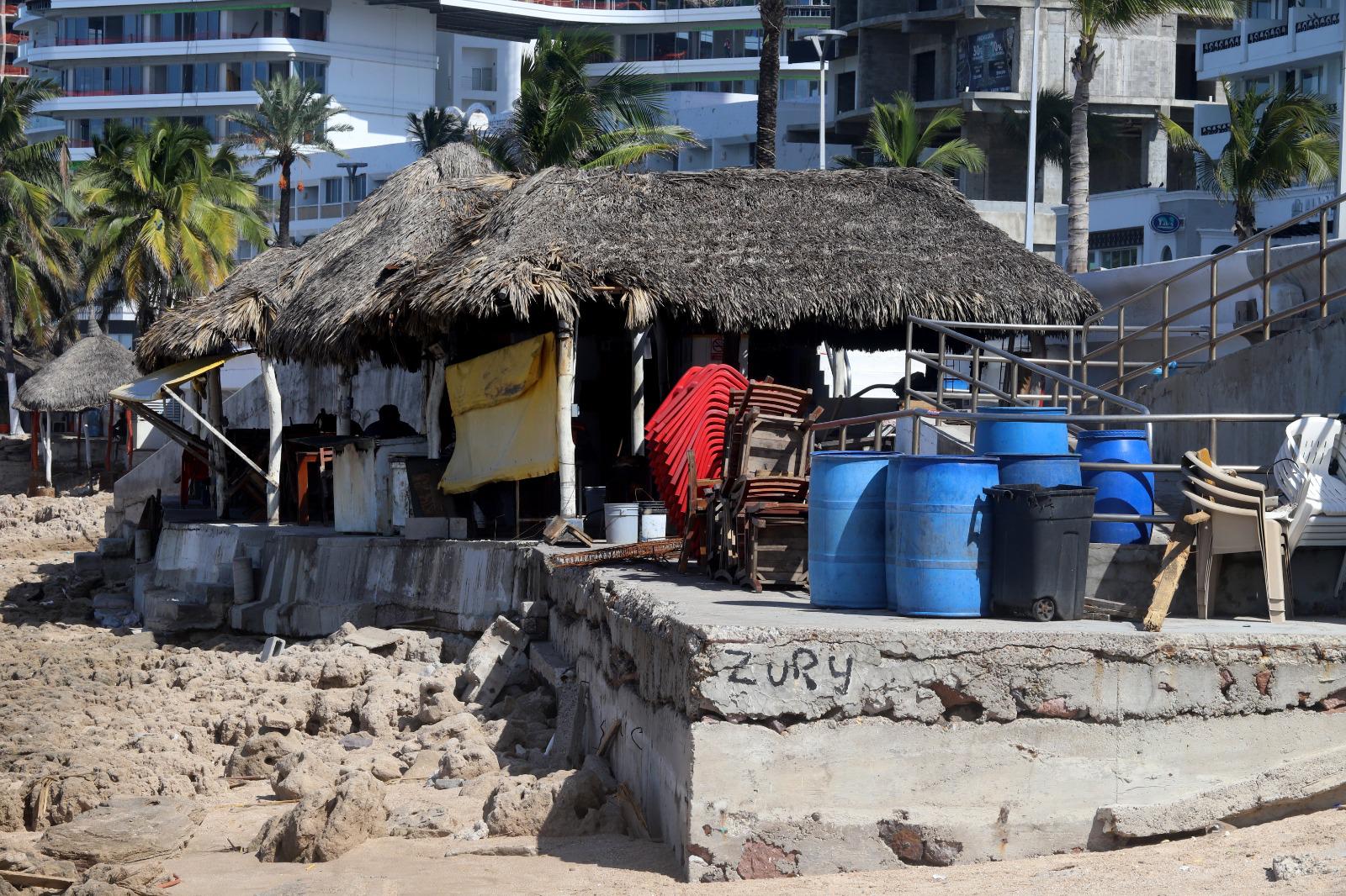 $!Playas han reducido de 30 metros a cero de frente, admiten palaperos de Mazatlán