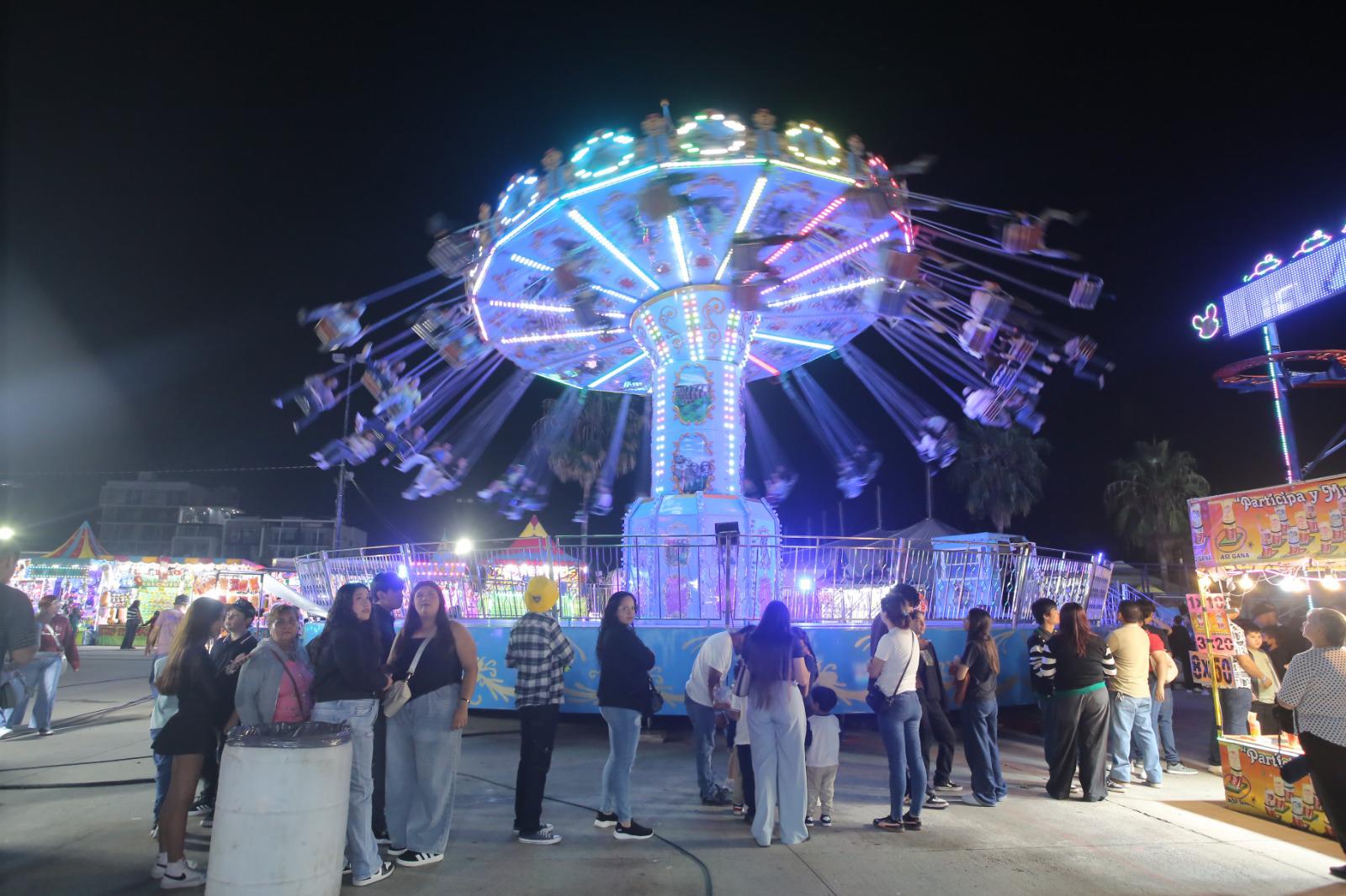 $!Disfrutan mazatlecos de una noche de diversión en el último día de la Expoferia Canaco 2025