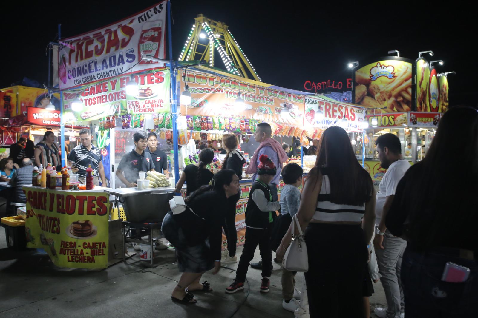 $!Disfrutan mazatlecos de una noche de diversión en el último día de la Expoferia Canaco 2025