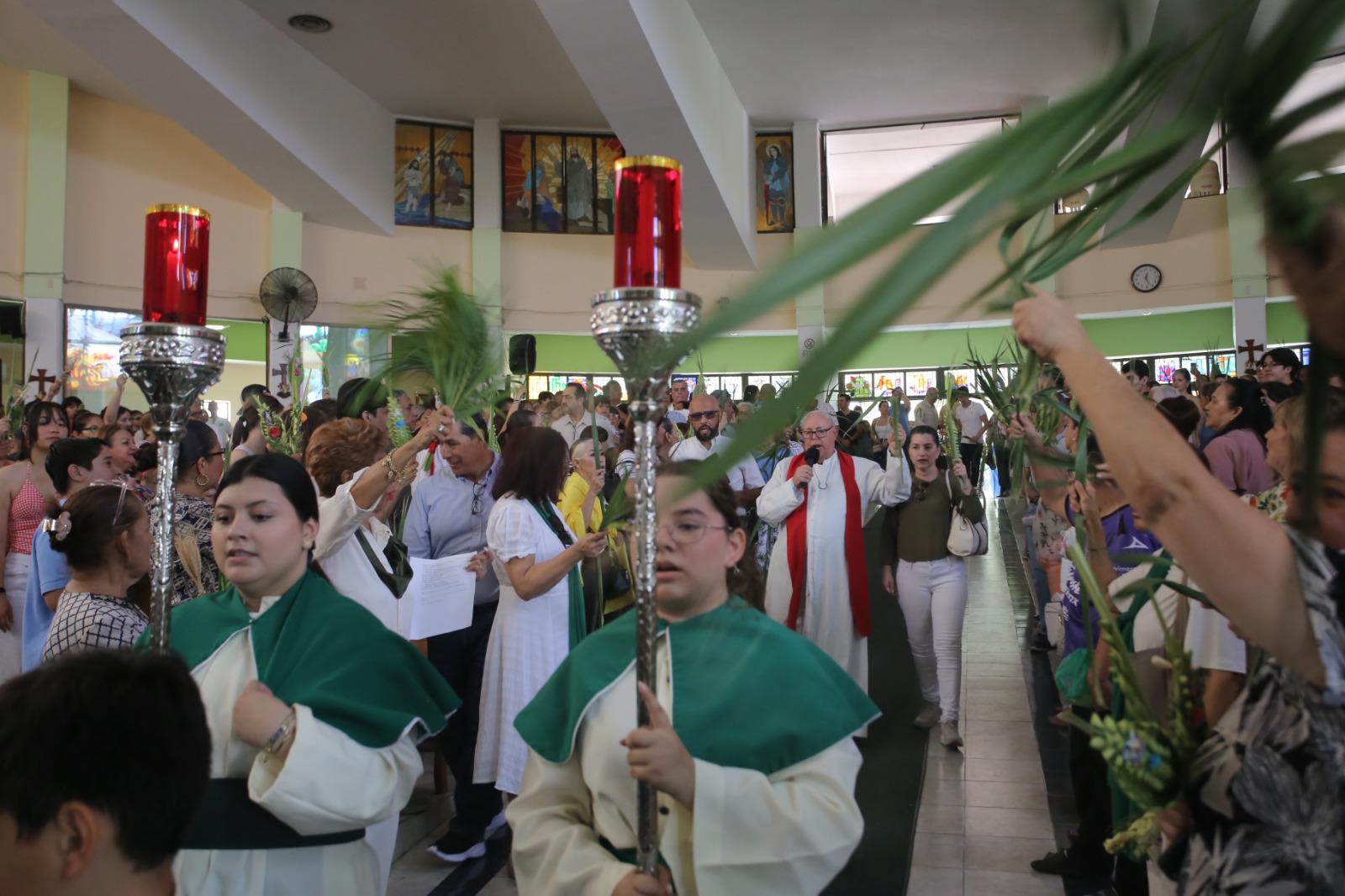 $!Feligreses de San Judas Tadeo profesan su fe durante la bendición de palmas