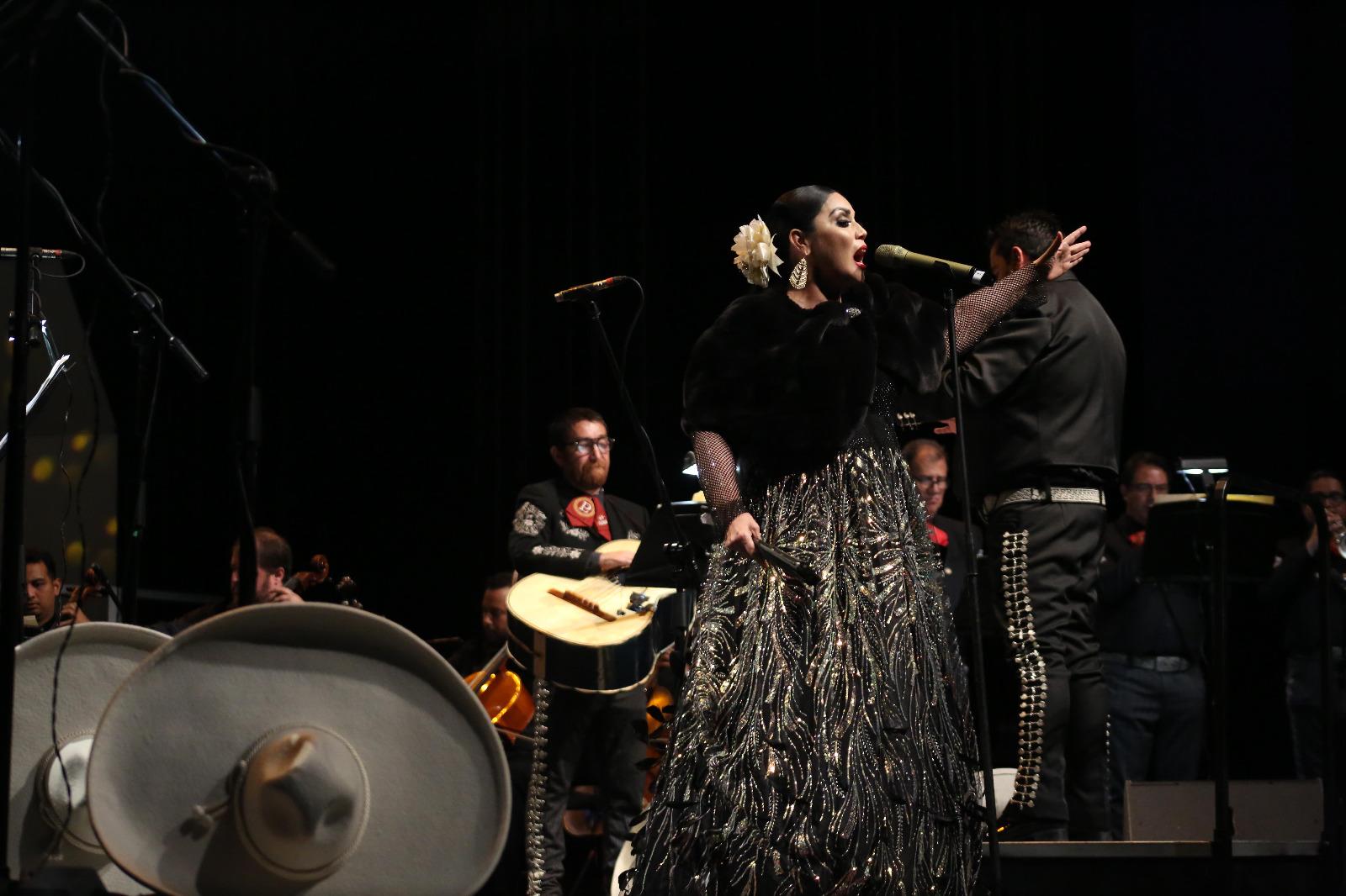 $!Nadia Yuriar canta la canción ranchera Los Laureles, de Gilberto Parra.