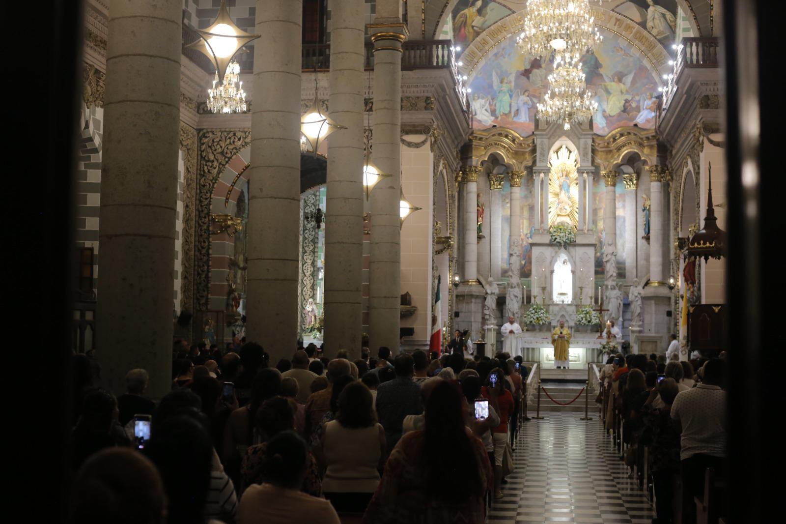 $!Bendición del fuego ilumina la Vigilia Pascual en la Catedral de Mazatlán
