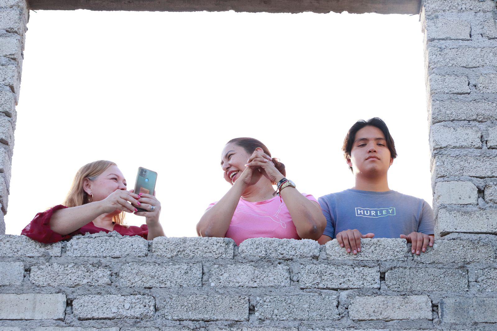 $!Simpatizantes y manifestantes ‘alborotan’ la llegada de AMLO a Culiacancito