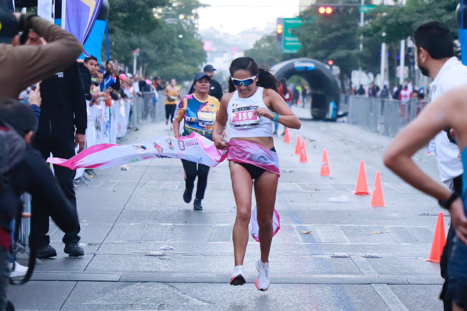 $!¡Muy Valentín! Mazatleco Rendón gana Maratón Internacional de Culiacán