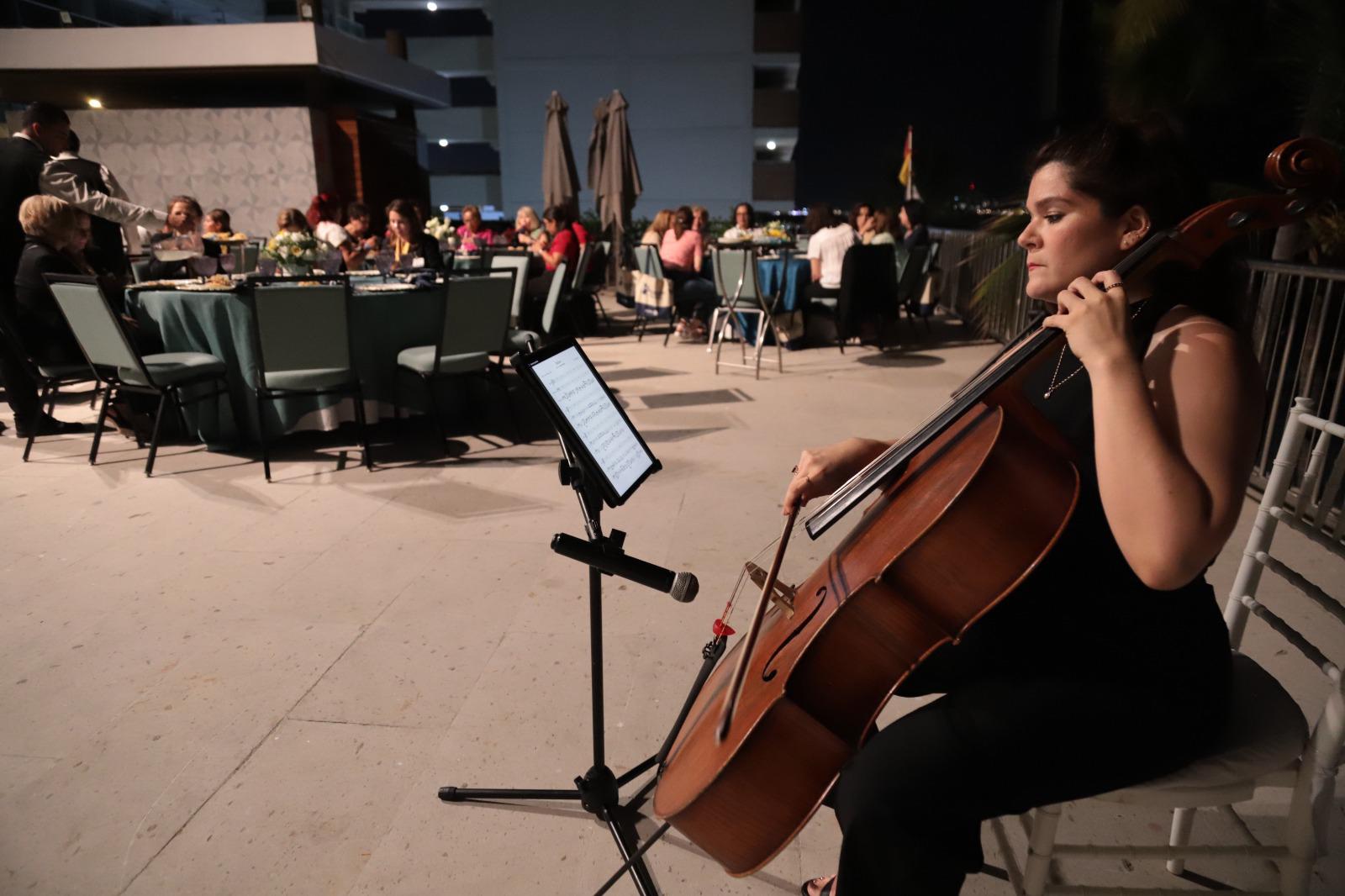 $!La violechelo Citlali Cisneros amenizó la velada de bienvenida.