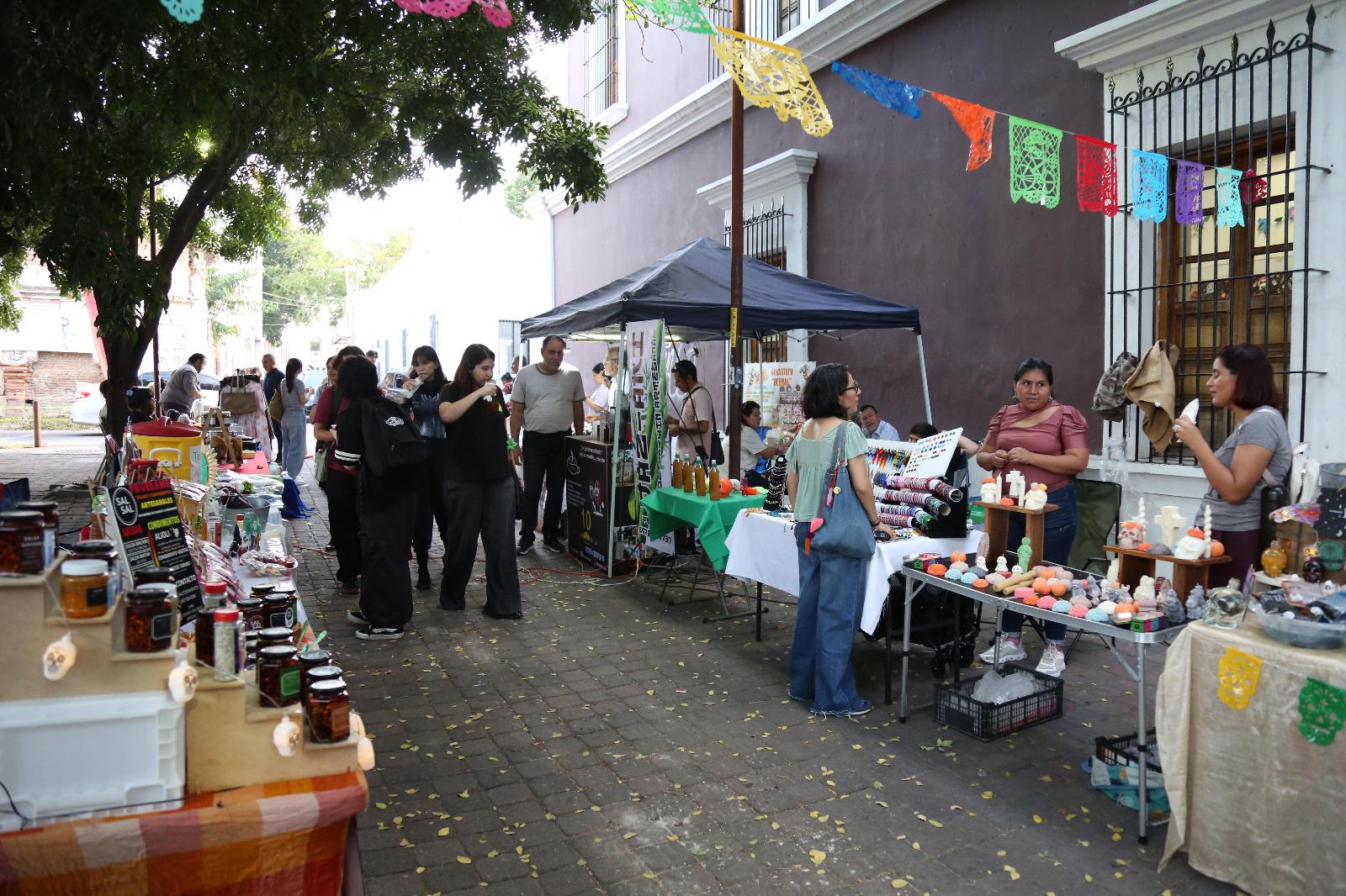 $!Diversos productos ofrecen durante el tianguis cultural.