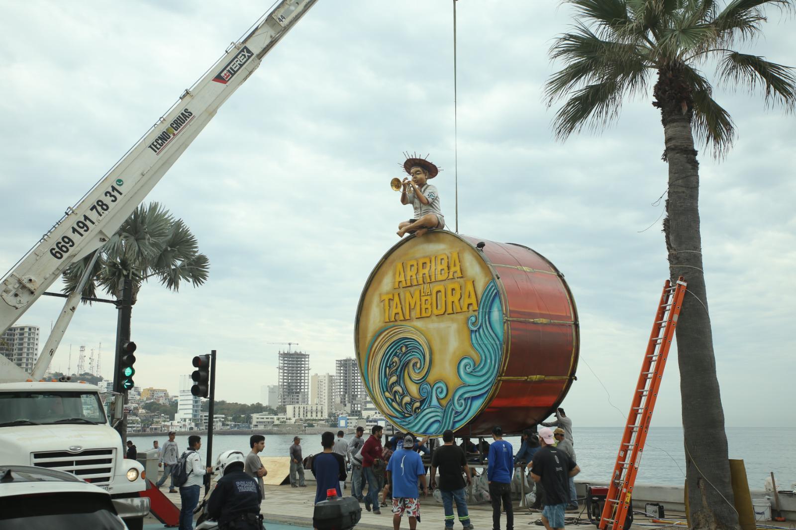 $!“Arriba la Tambora”, monigote monumental que celebra la música y la identidad sinaloense ya fue instalado en la Avenida del Mar.