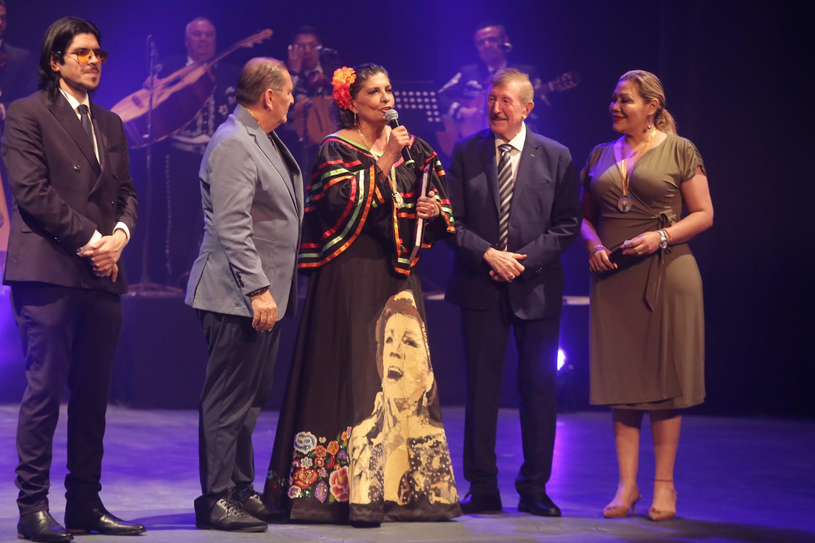 $!María Elena Leal, visiblemente emocionada, agradeció el cariño del público hacia el legado de su madre.