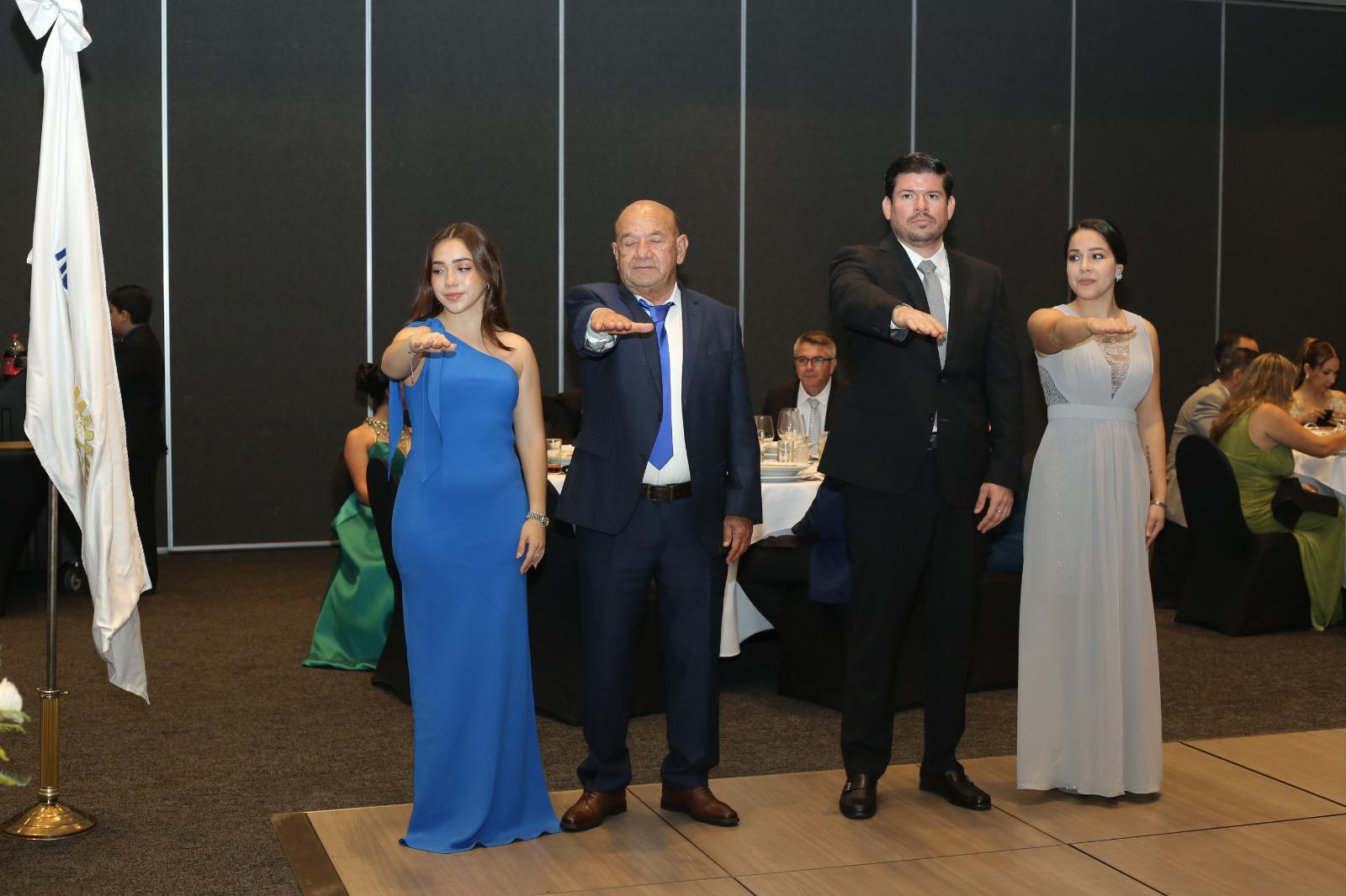 $!María y Francisco Cervantes, Víctor Adrián García y Claudia de García tomaron protesta como nuevos socios del club.