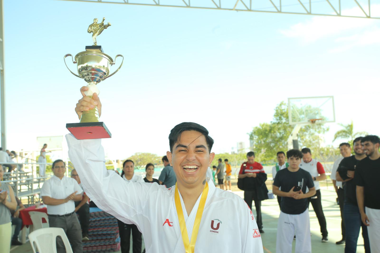 $!Lucen cintas negras en Copa Anual de Karate Noroeste