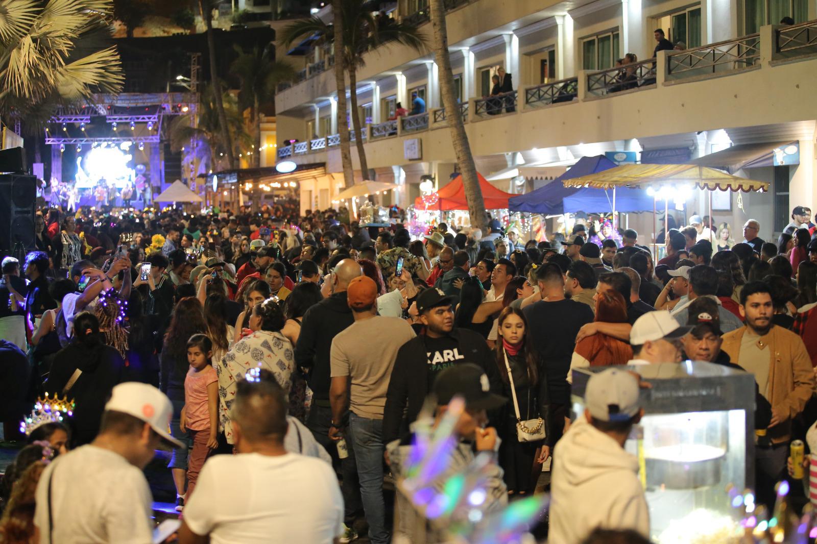 $!Acuden miles de personas del Carnaval a Olas Altas y la Plazuela Machado