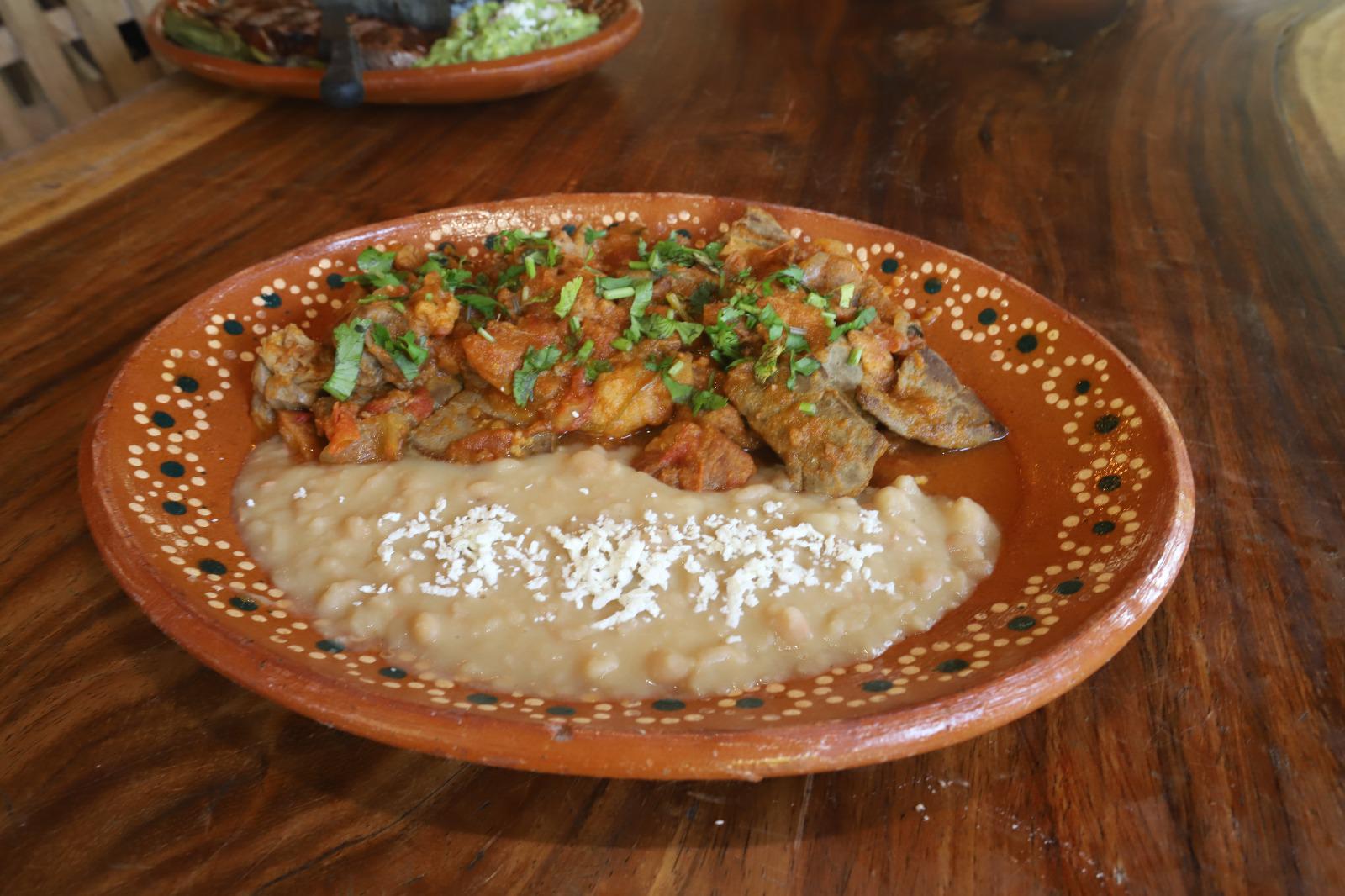 $!La pepena lleva hígado, bistec, tripa y chicharrones cocinados con tomate acompañada de frijoles y tortillas de maíz prieto recién hechas.