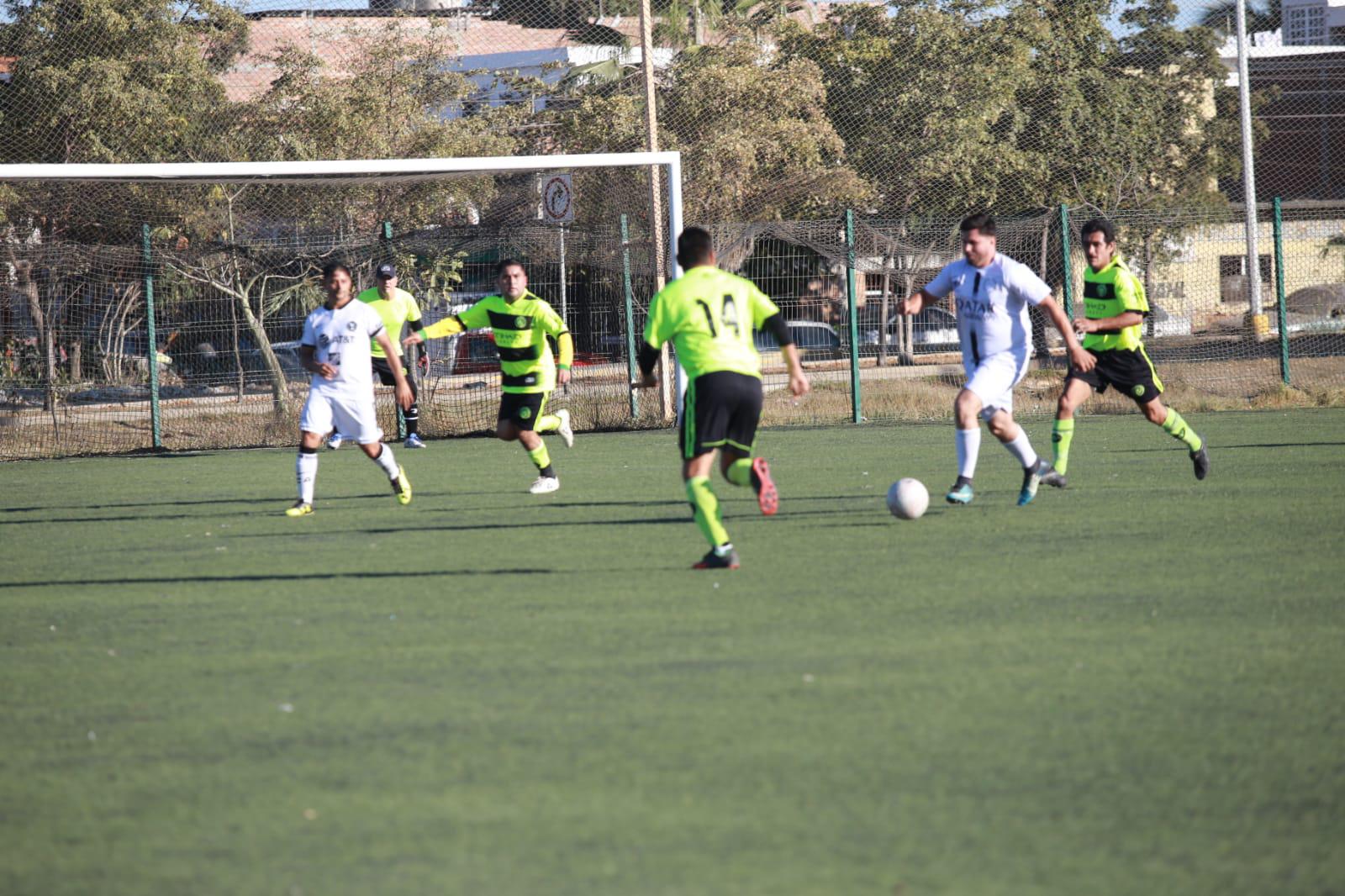 $!Villa Unión golea a Urías en el Futbol Superveteranos