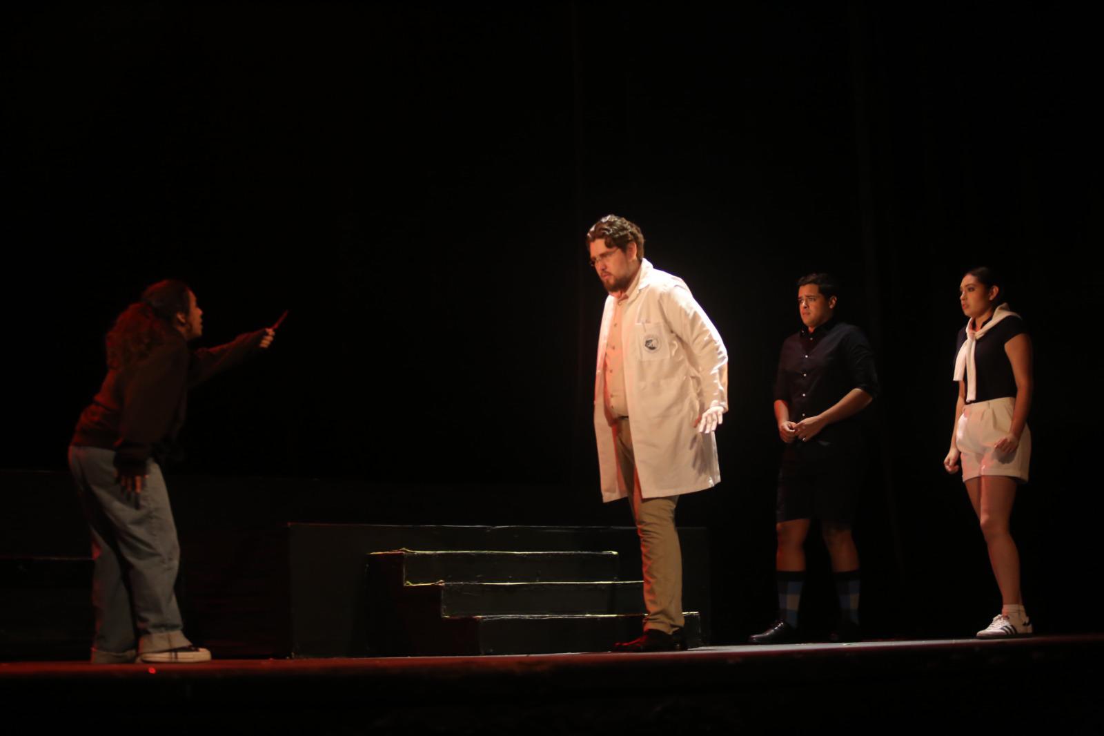 $!Una de las situaciones que se presentó en la obra fue el trastorno de Zoé, que quiso matar al doctor en el campamento.