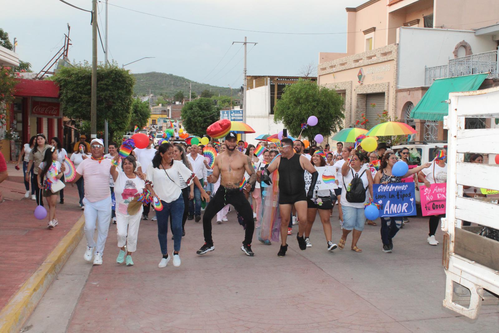 $!Marcha LGBT+ en Rosario se viste de blanco en memoria de víctimas de crímenes de odio