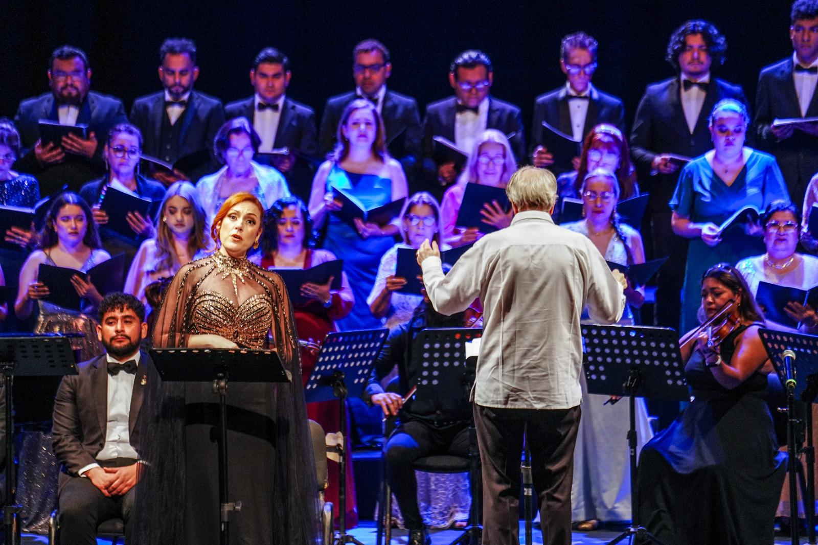 $!Wendy García deleitó a los presentes con su voz.