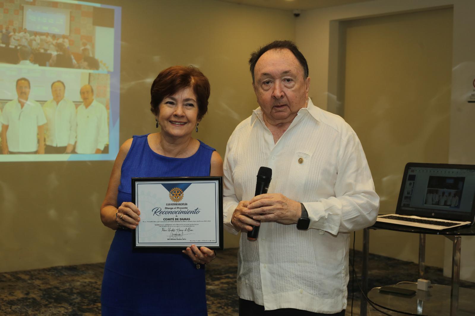 $!Lorena Tirado de Ruelas recibe un reconomiento, aquí junto a su esposo Alfredo Ruelas.