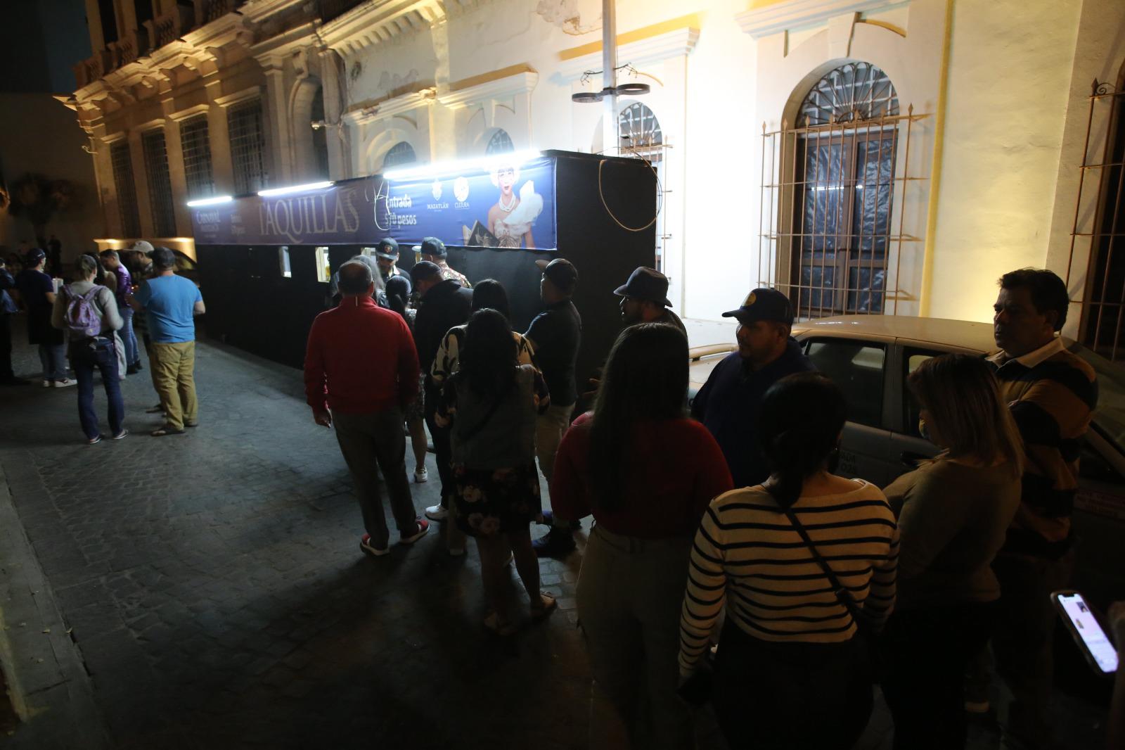 $!Acuden miles de personas del Carnaval a Olas Altas y la Plazuela Machado
