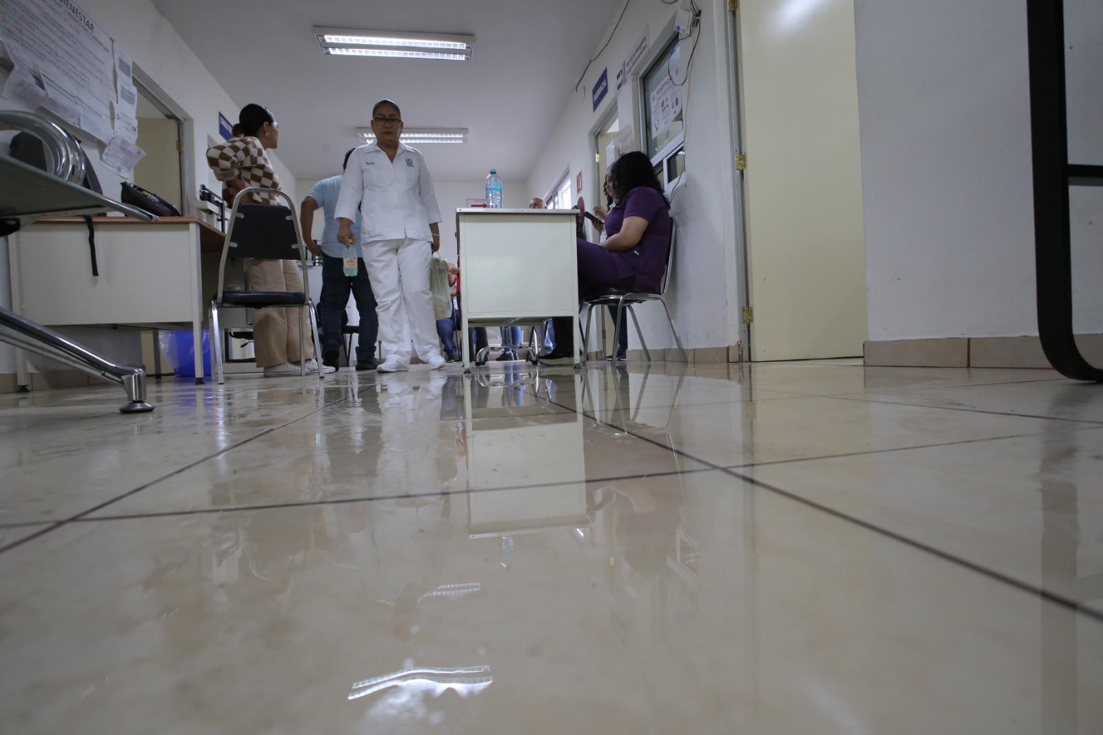$!Impermeabilizaron pero ahora en Clínica del IMSS Bienestar en Mazatlán les entra más agua