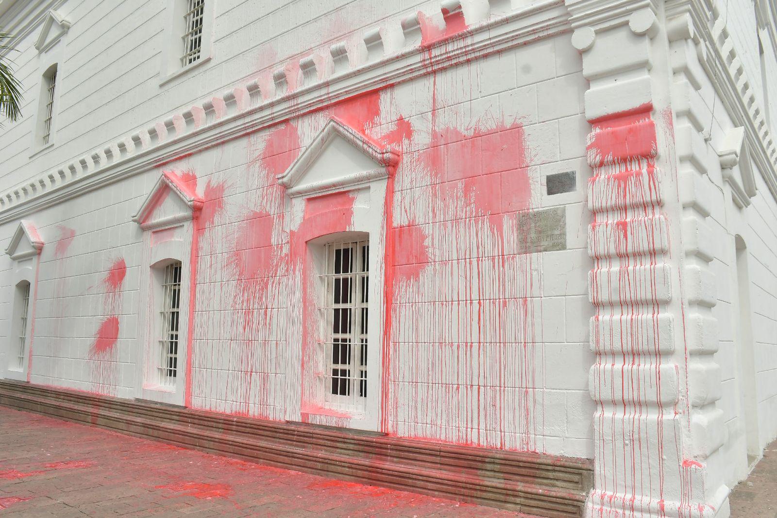 $!Marcha del 8M en Culiacán culmina con pintas en el Ayuntamiento