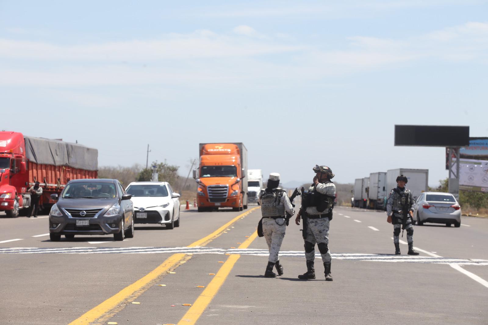 $!Registra Mazatlán alta afluencia vehicular en carreteras durante Sábado de Gloria