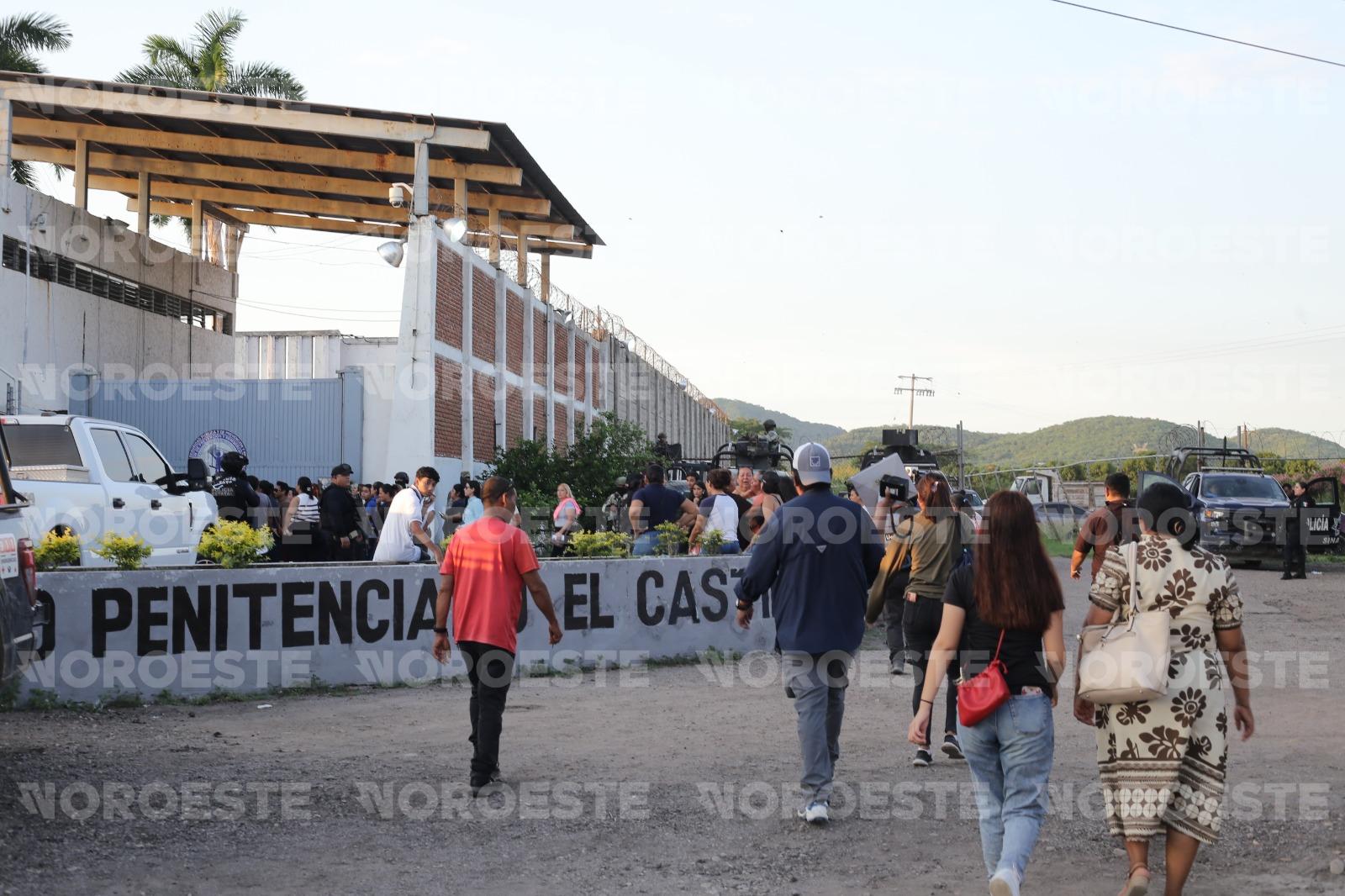 $!Irrumpen familiares en el Penal de Mazatlán ante falta de información sobre víctimas de riña